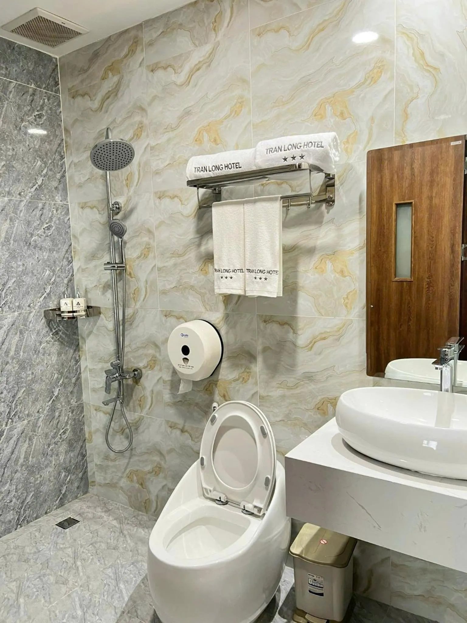 Shower in Tran Long Hotel Quan 12