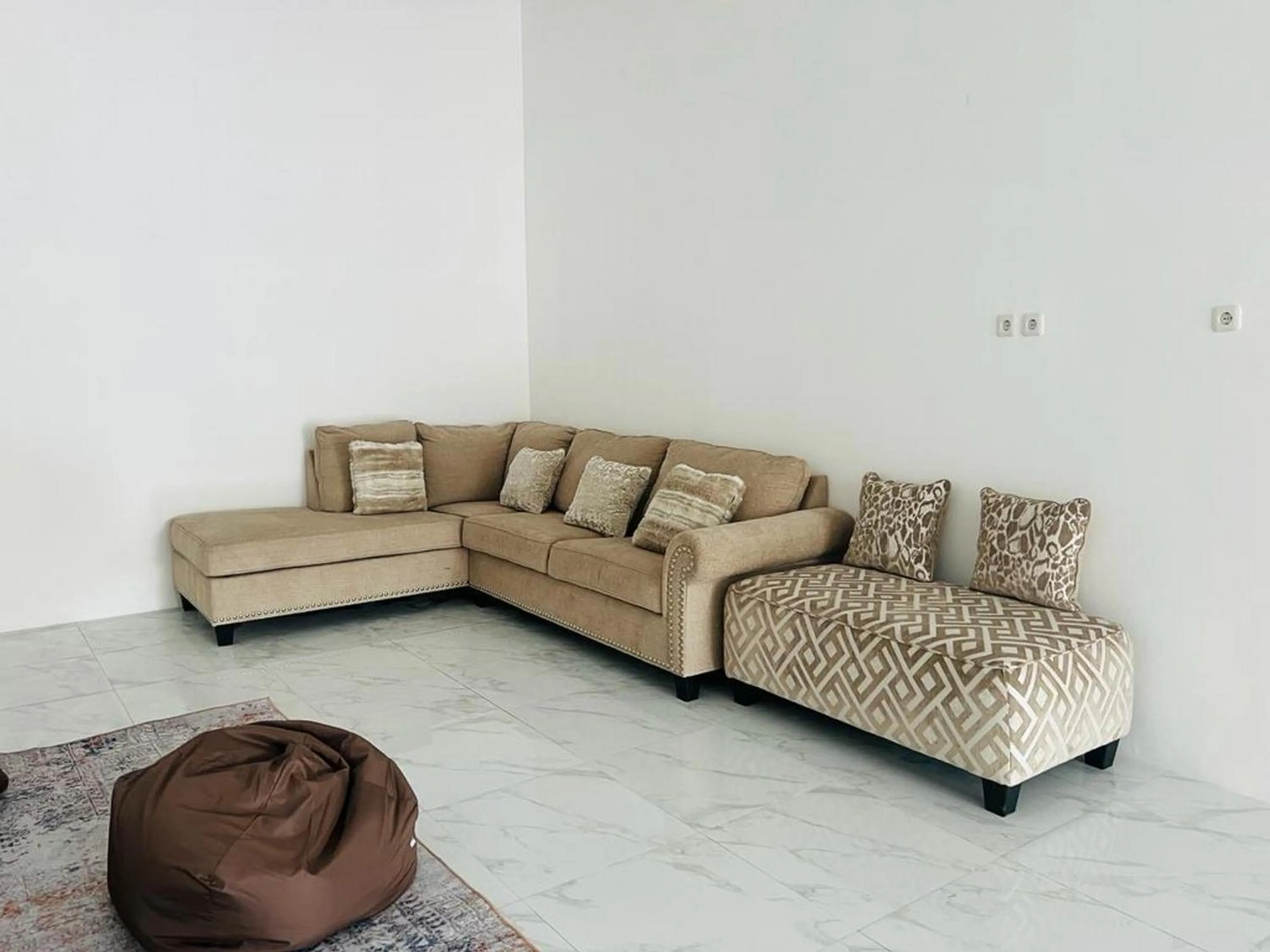 Seating area in Urbanview Hotel Nimara Ngawi by RedDoorz