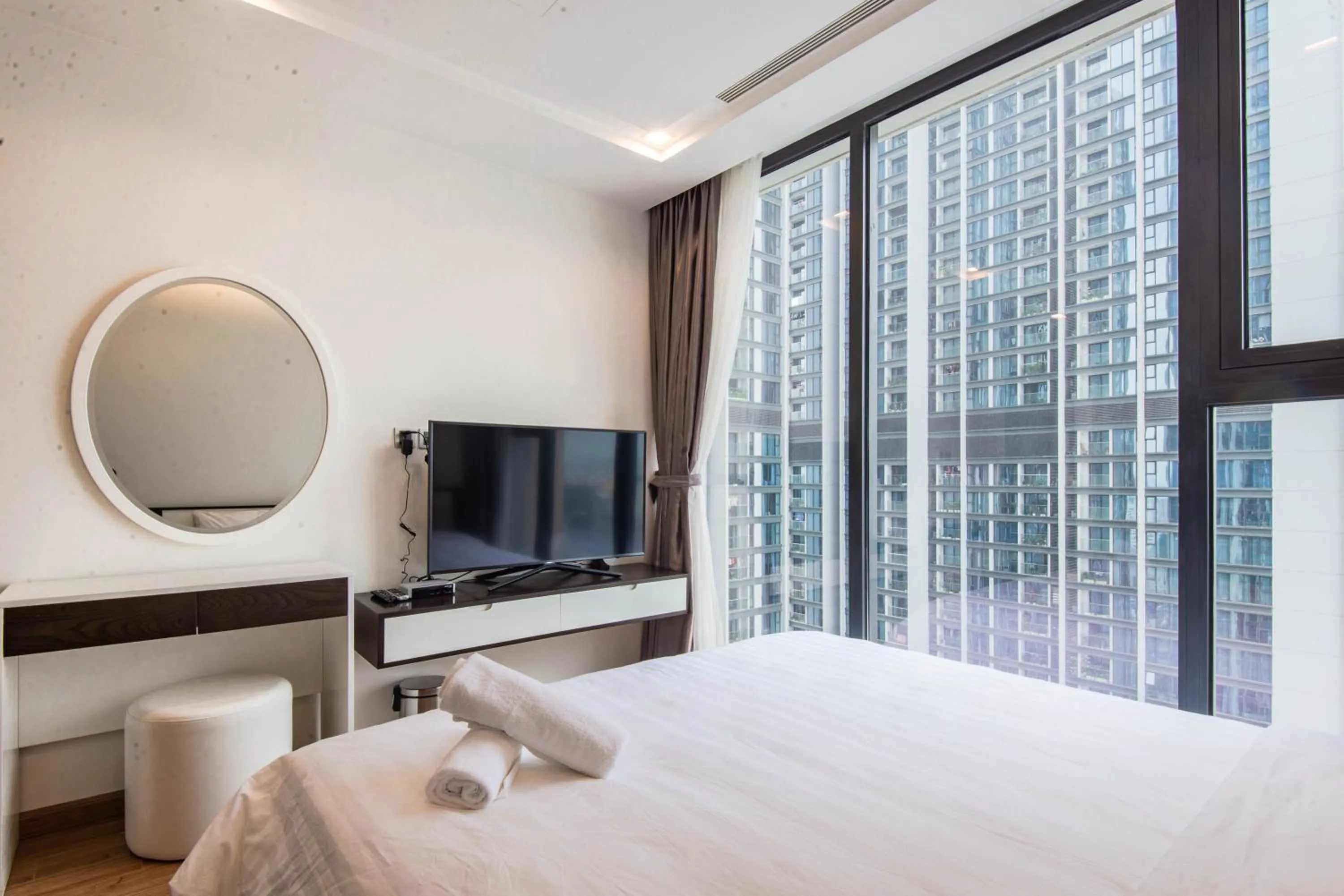 Bedroom, Bed in Vinhomes Metropolis Harmony Residence