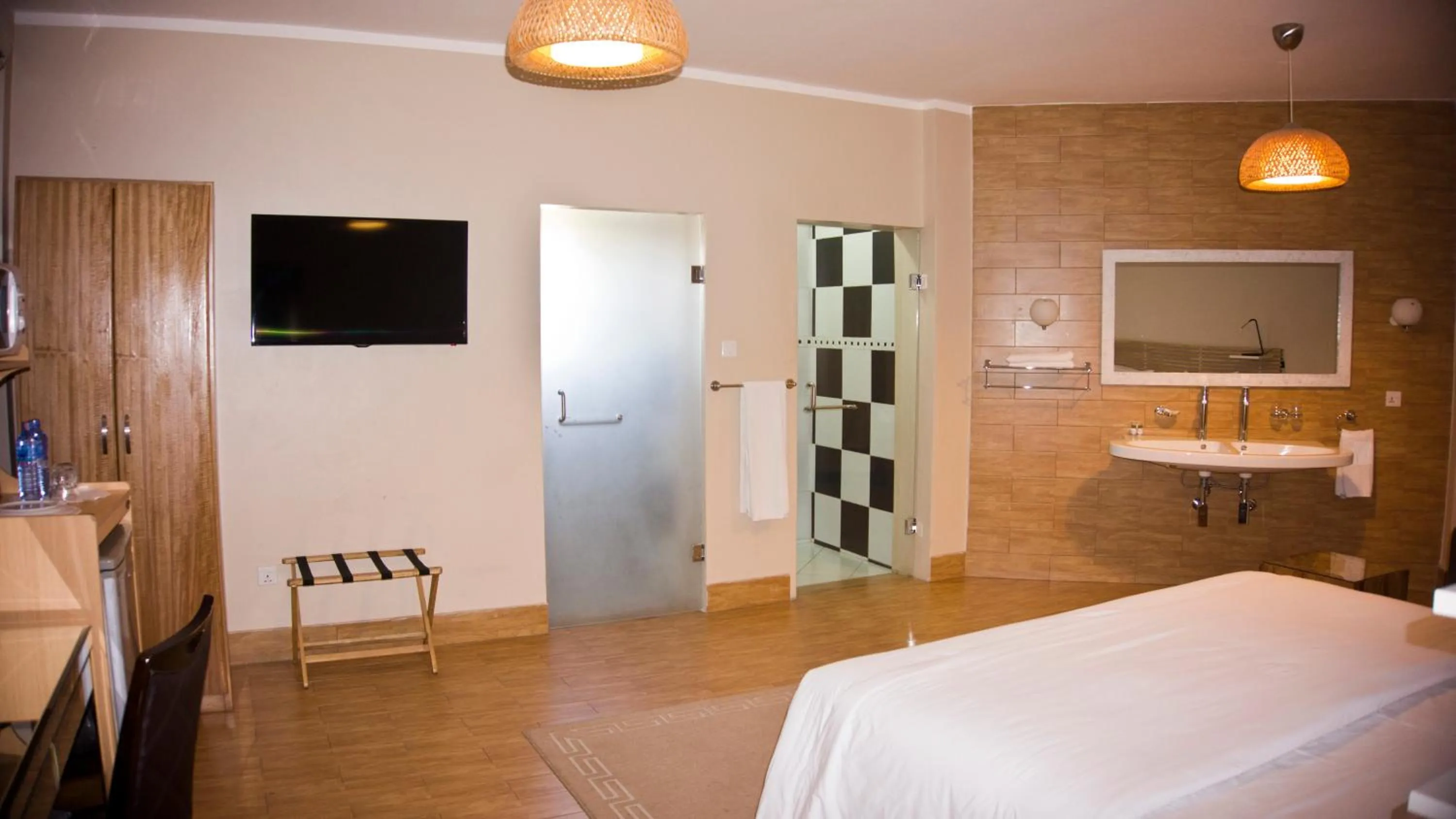 Bedroom, Bed in Tropical Enclave Hotel