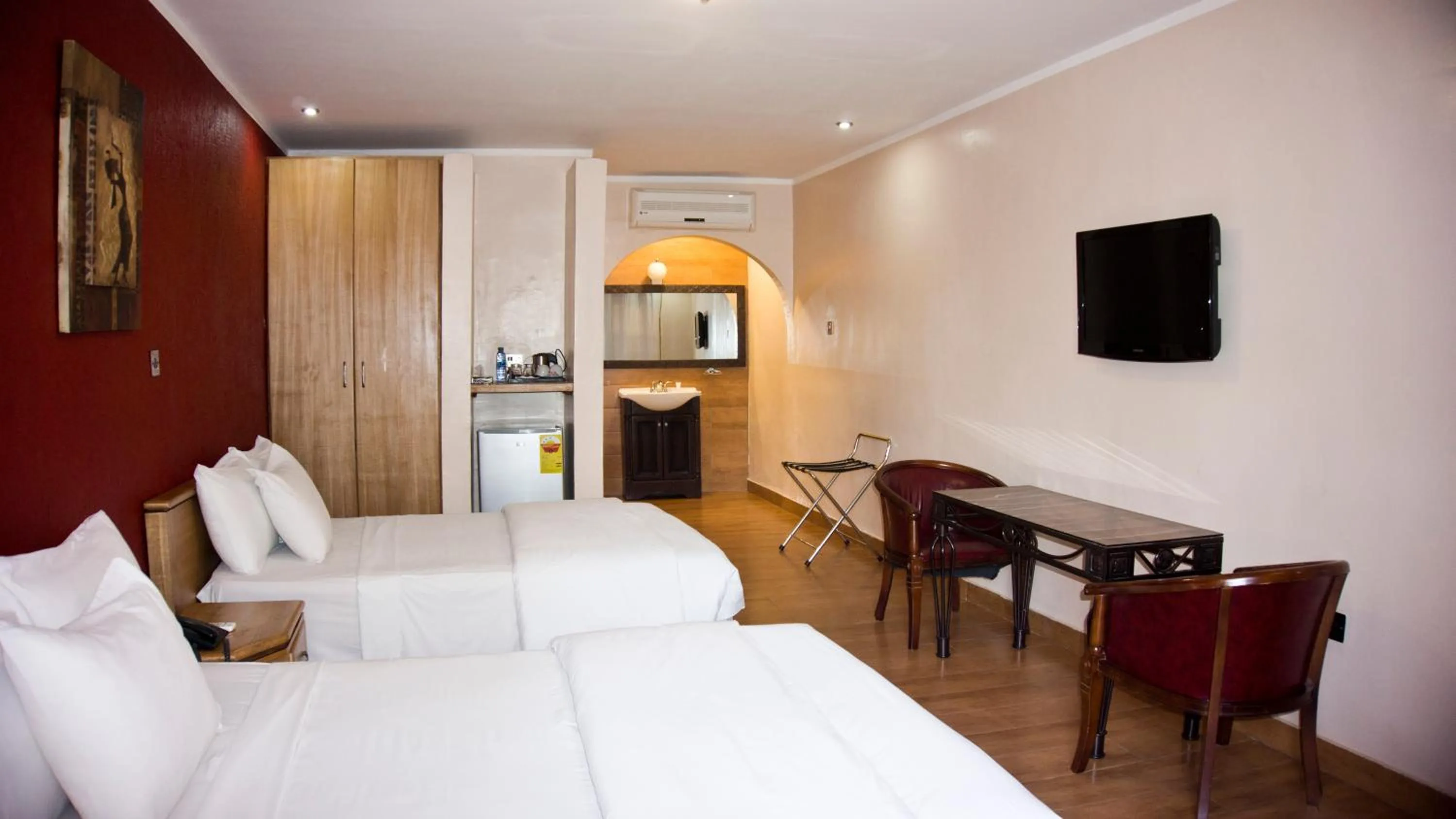 Bedroom, Bed in Tropical Enclave Hotel