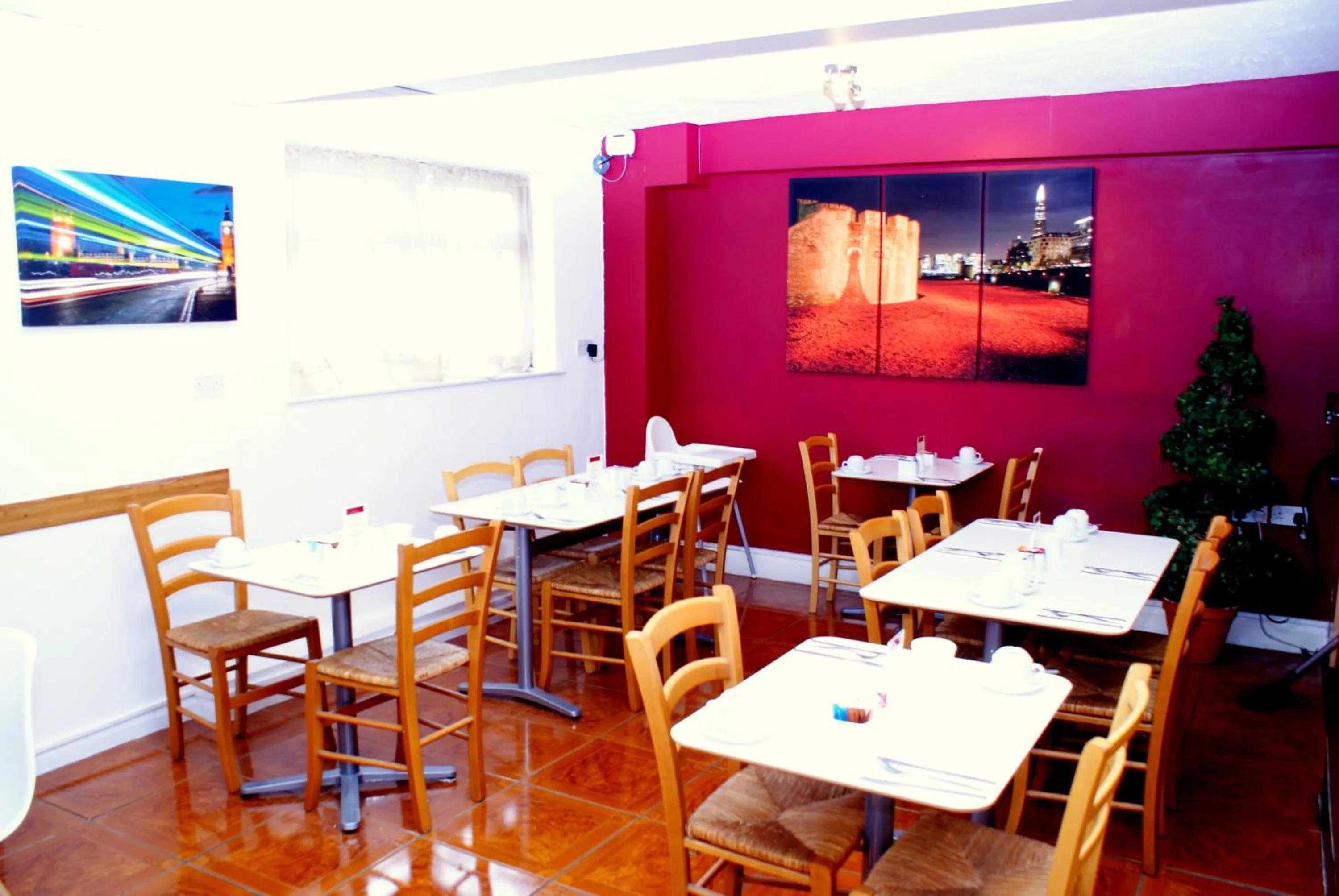 Restaurant/places to eat in The Hindes Hotel