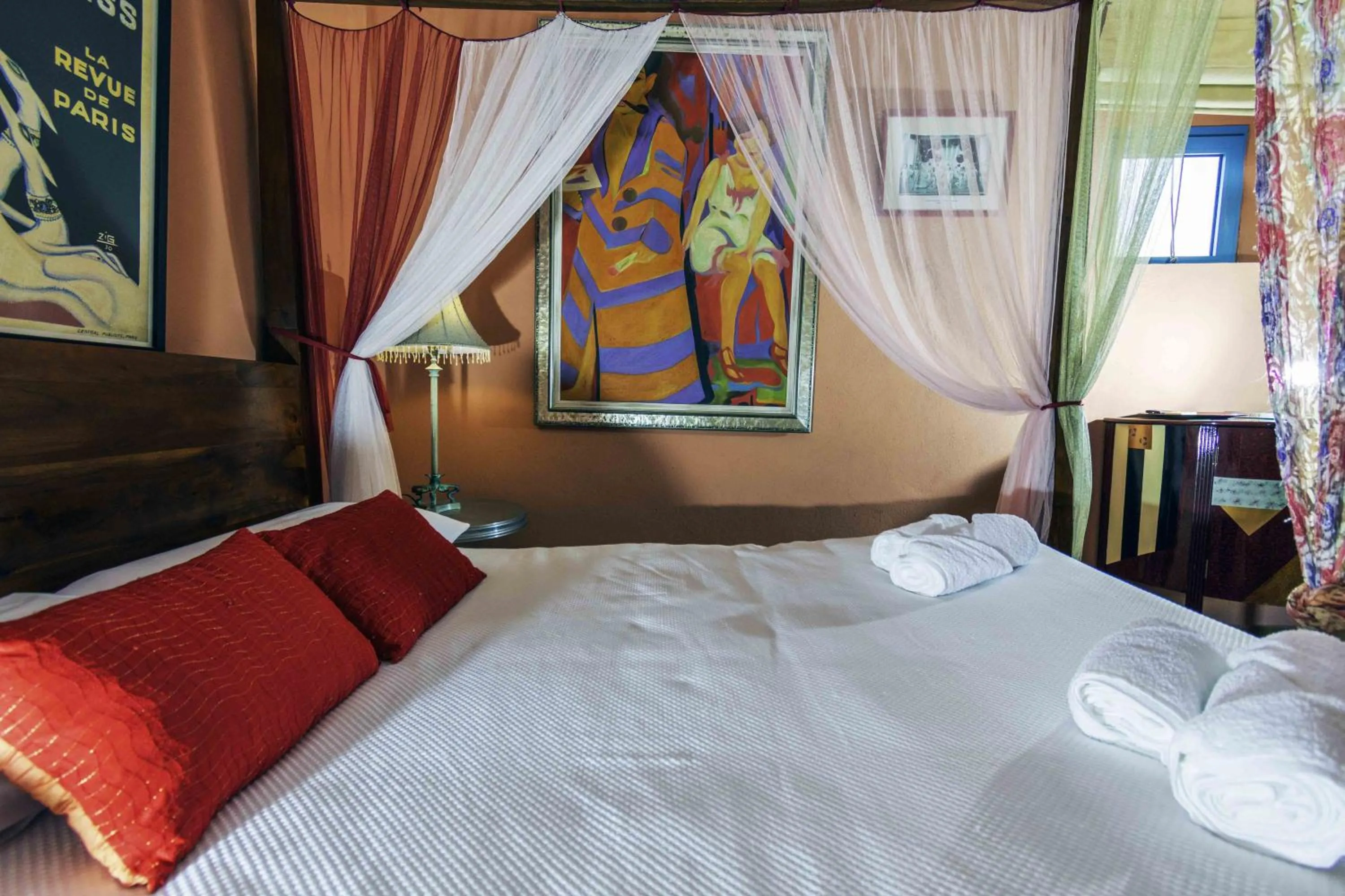 Photo of the whole room, Bed in Hotel Utopía