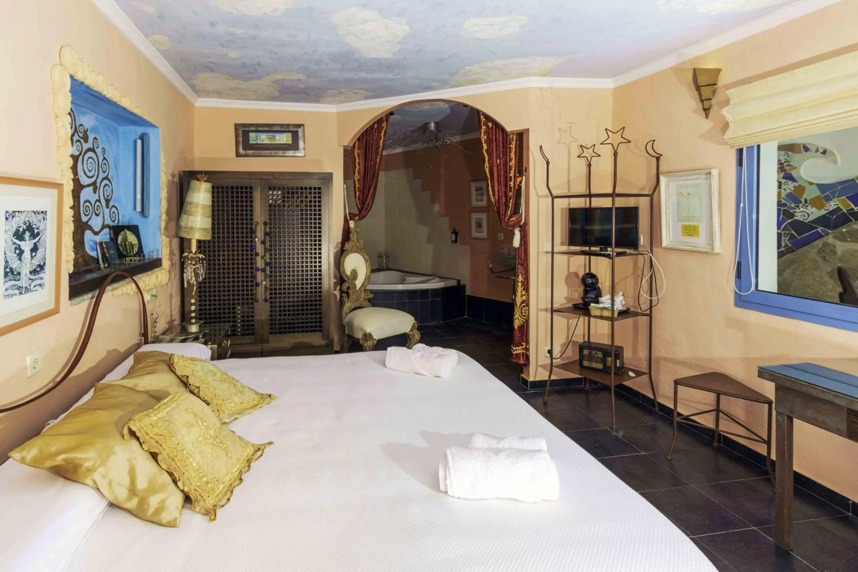 Photo of the whole room, Bed in Hotel Utopía