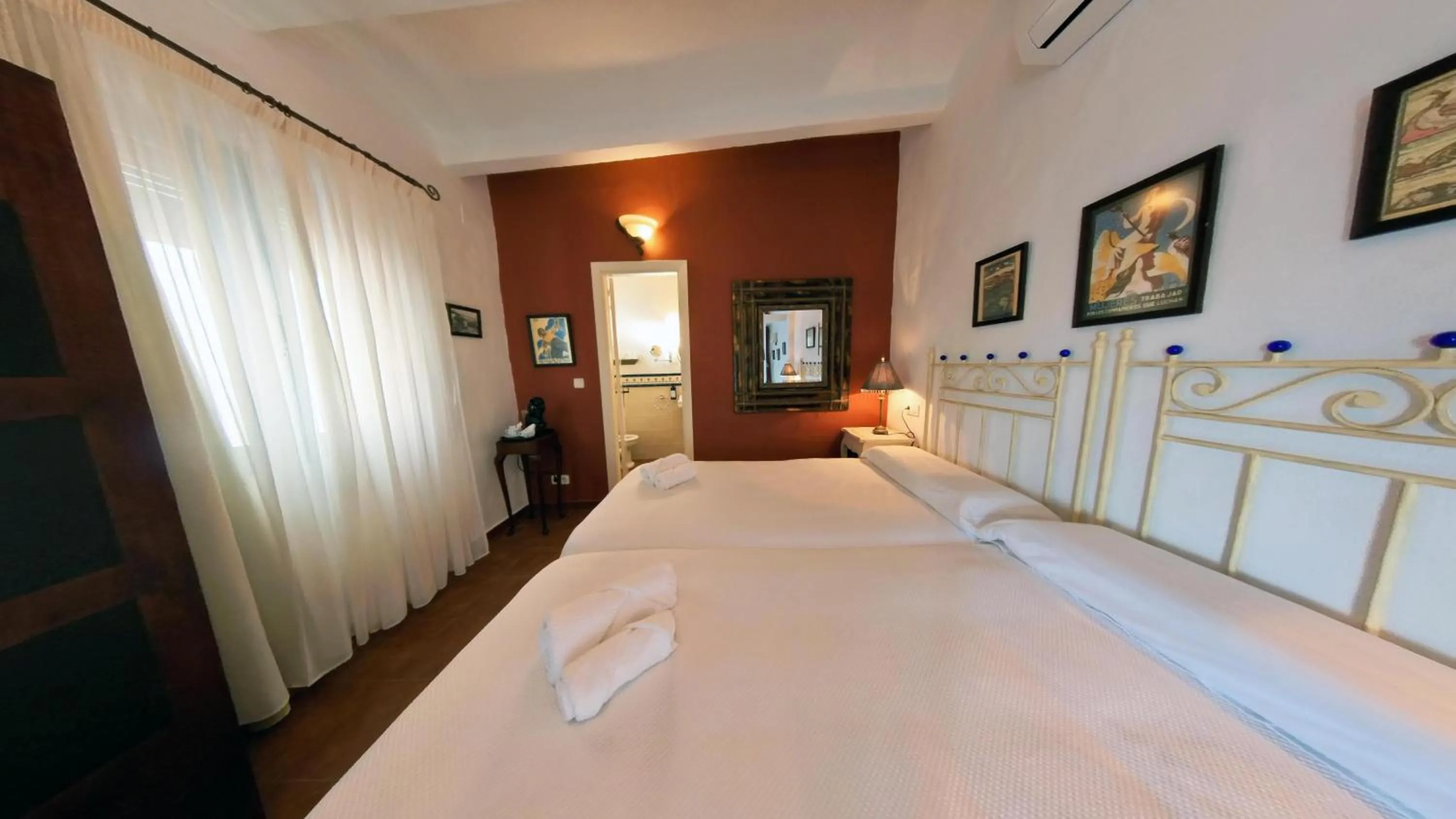 Photo of the whole room, Bed in Hotel Utopía