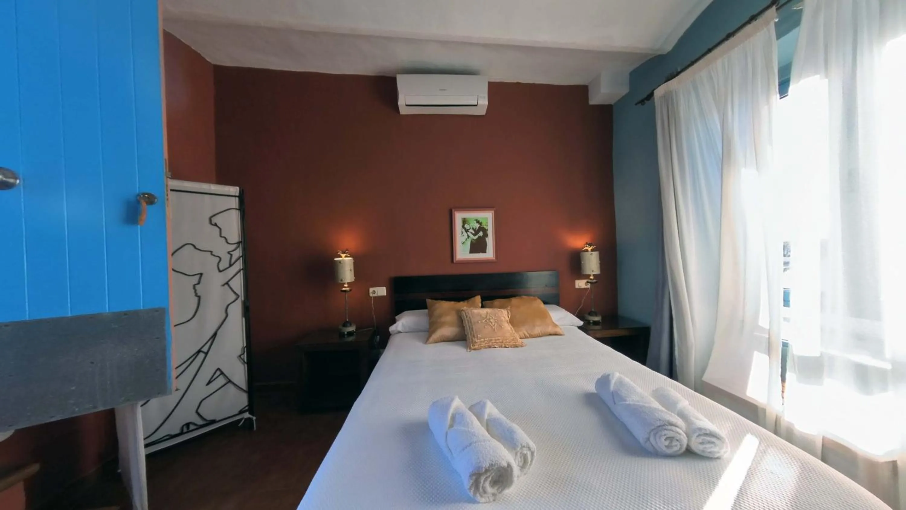 Photo of the whole room, Bed in Hotel Utopía