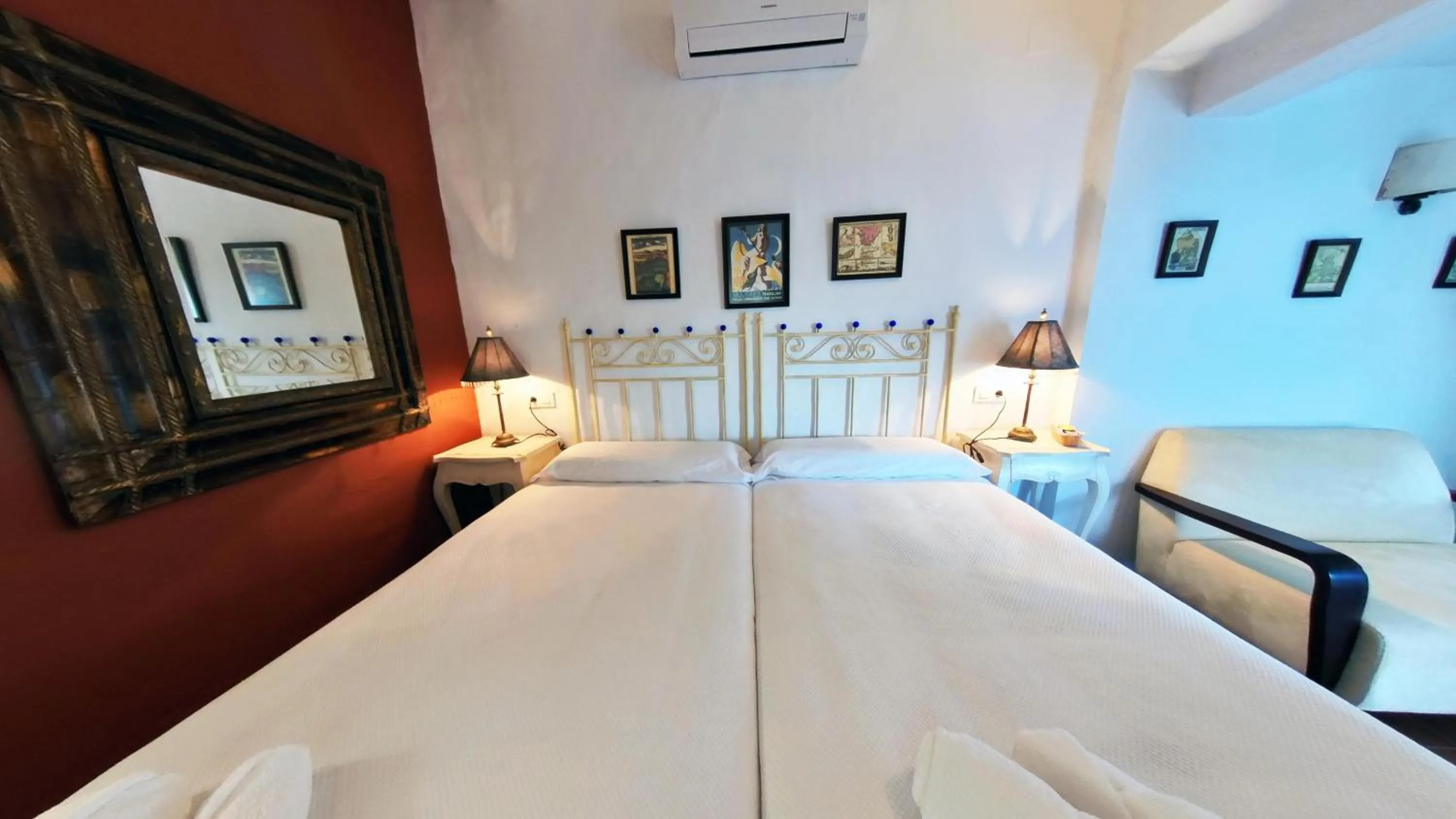 Photo of the whole room, Bed in Hotel Utopía