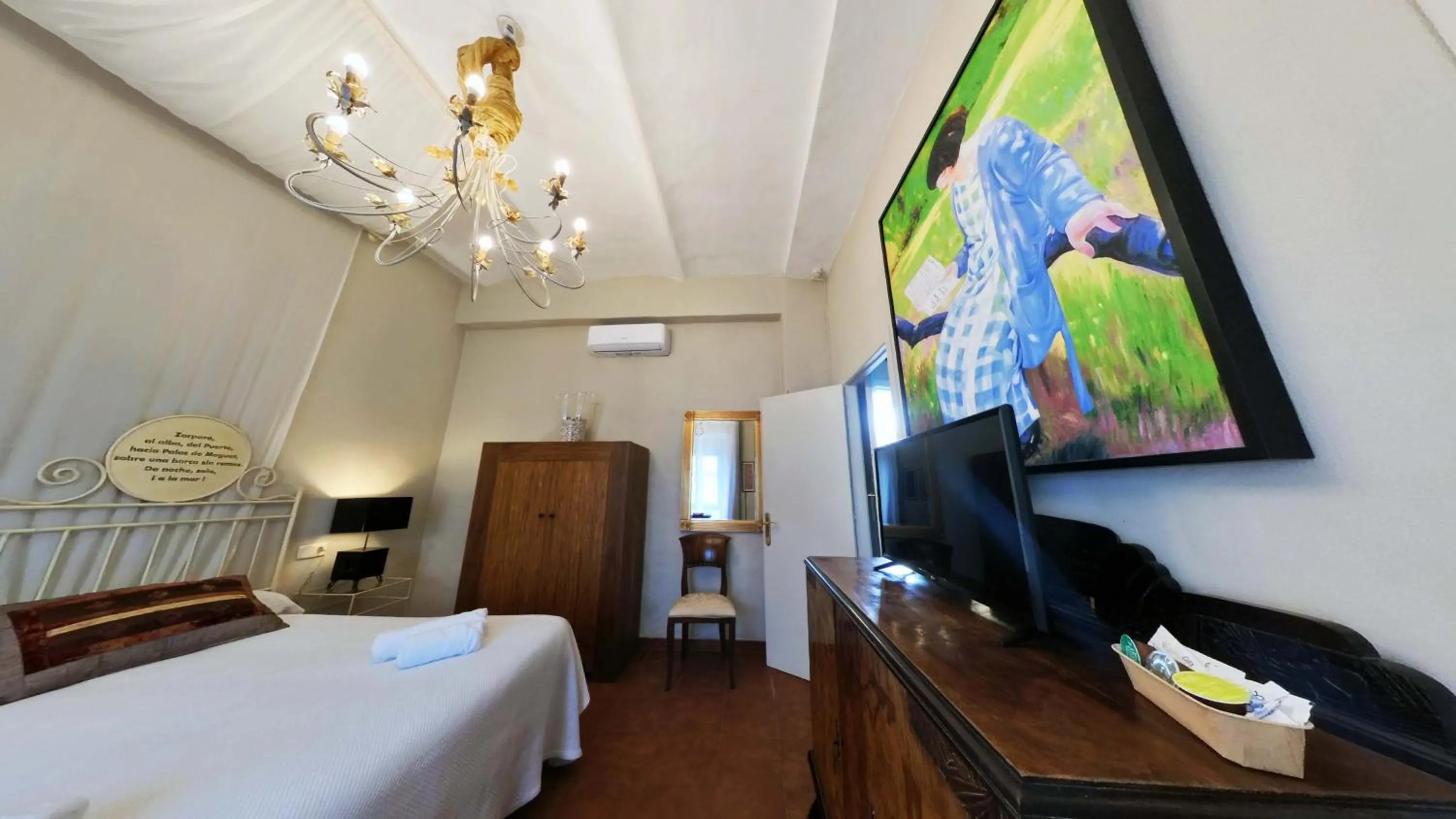 Photo of the whole room, Bed in Hotel Utopía