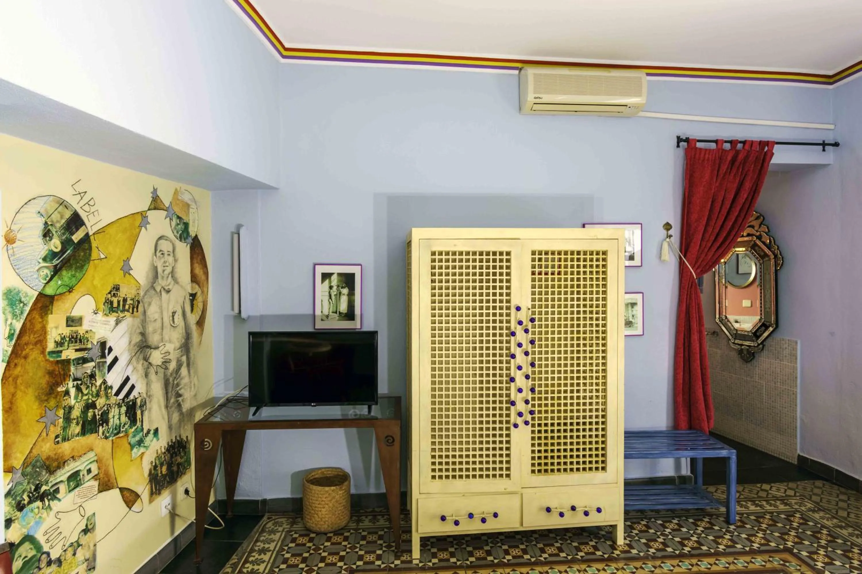 Photo of the whole room in Hotel Utopía