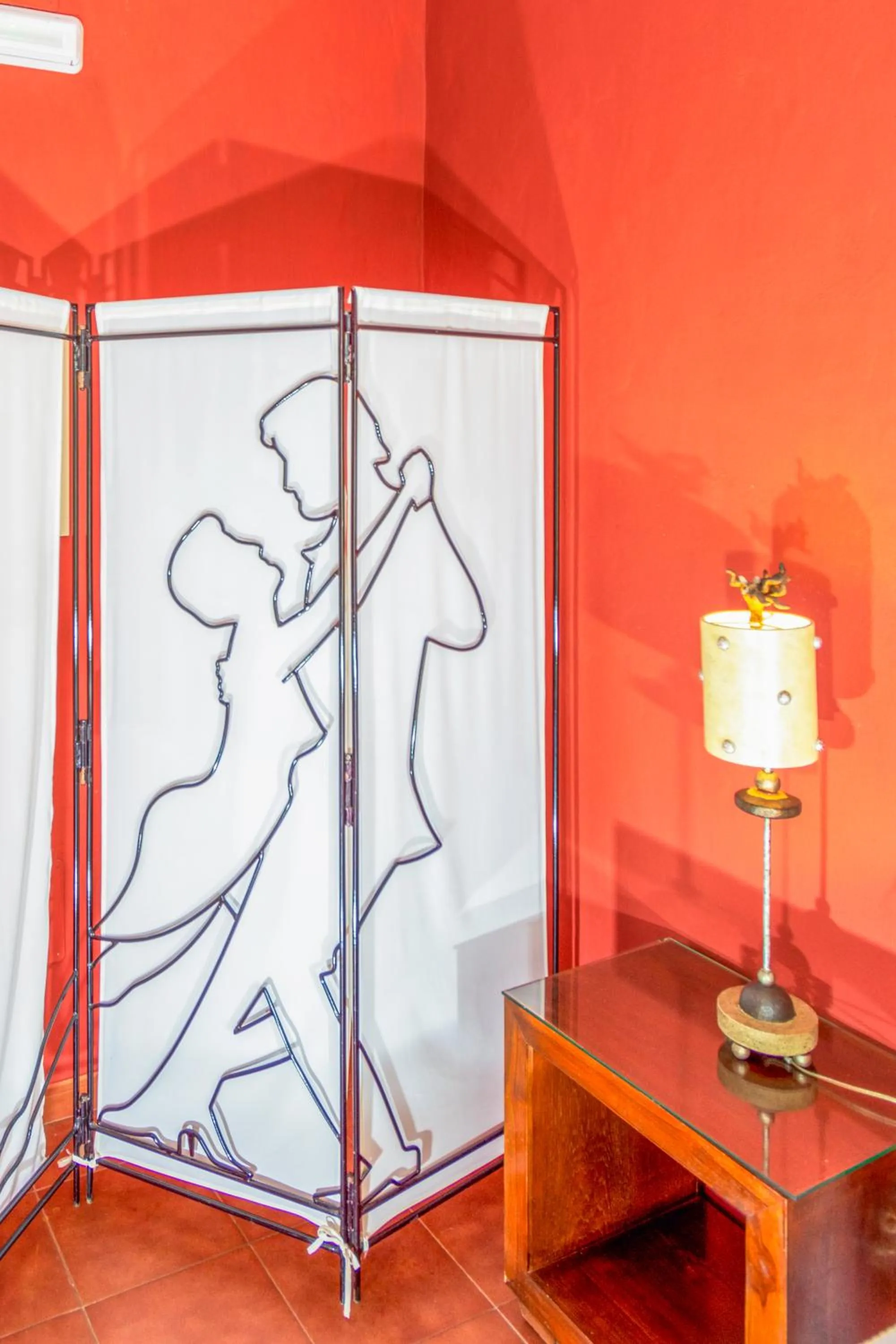 Photo of the whole room in Hotel Utopía