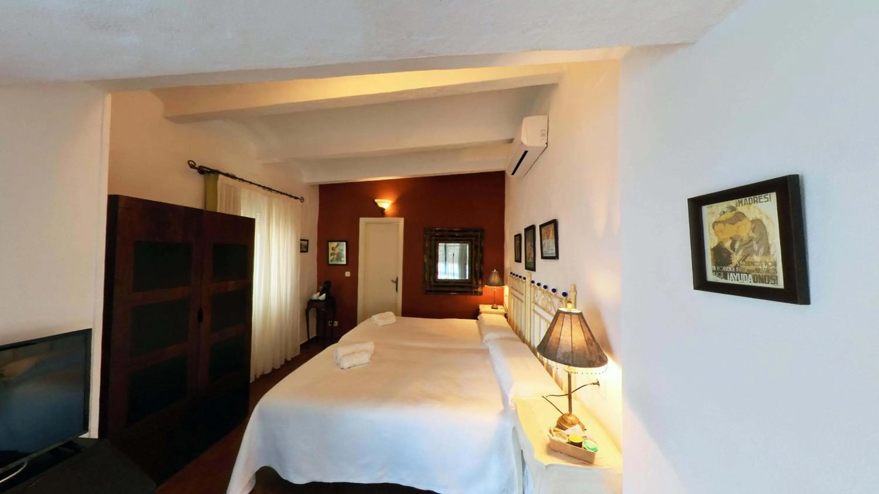 Photo of the whole room, Bed in Hotel Utopía