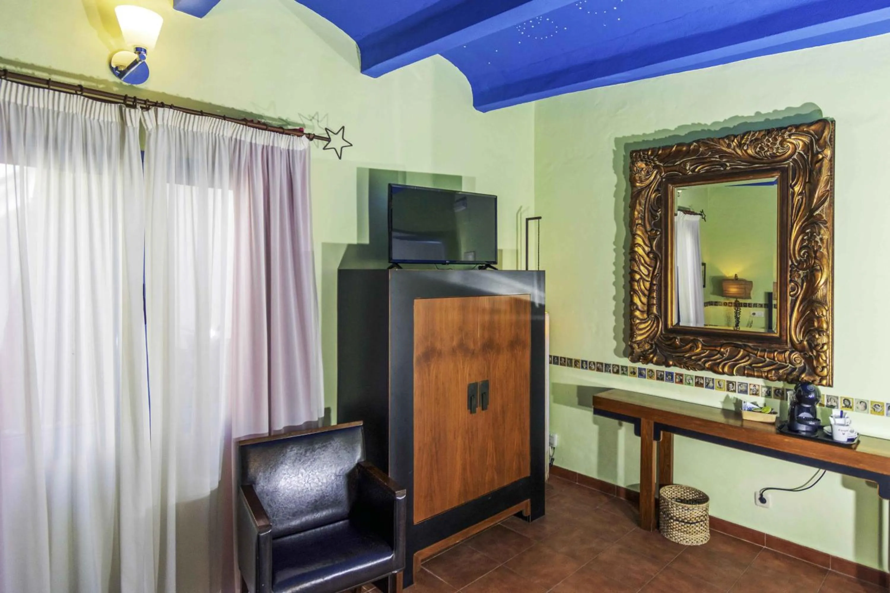 Photo of the whole room in Hotel Utopía