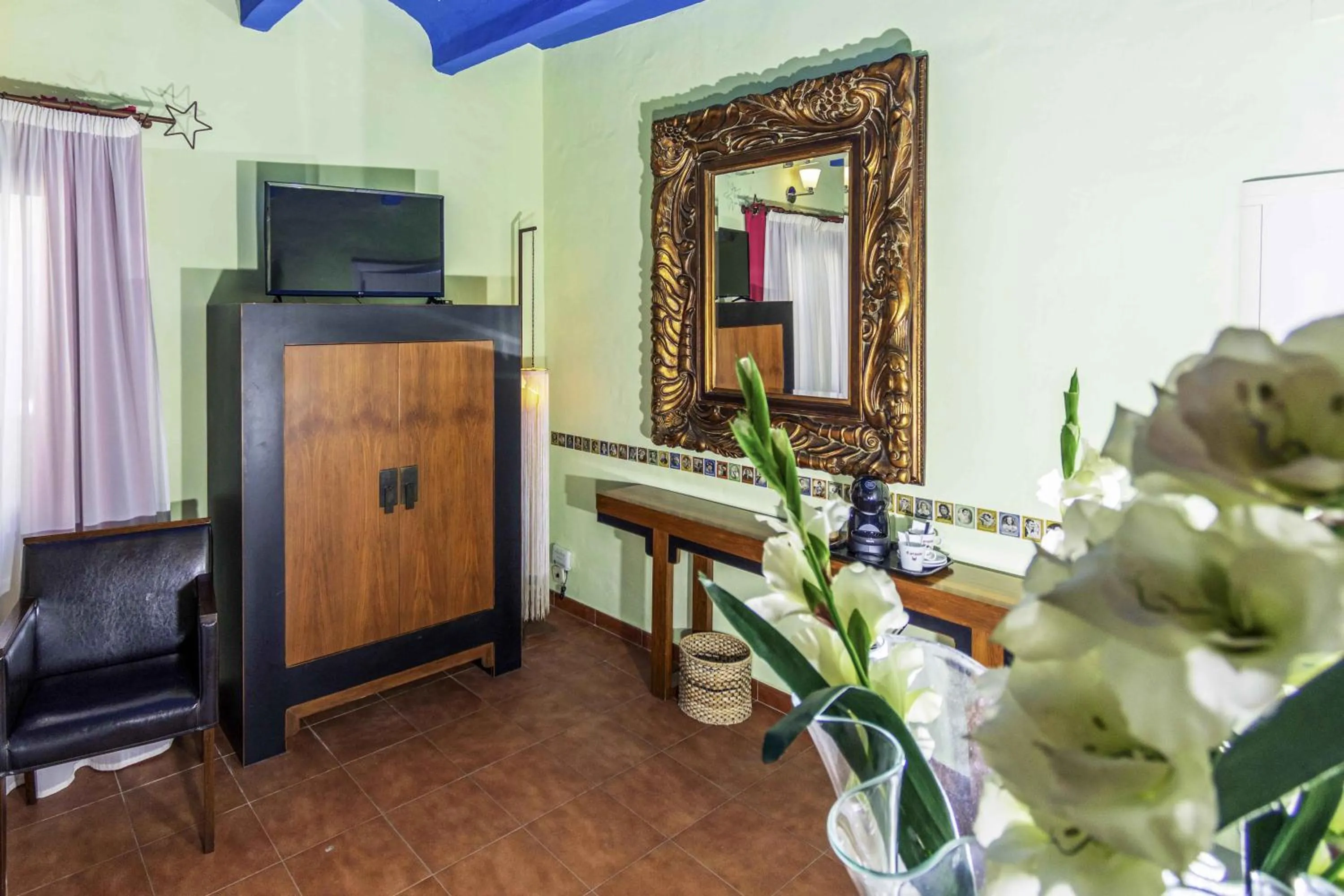 Photo of the whole room in Hotel Utopía