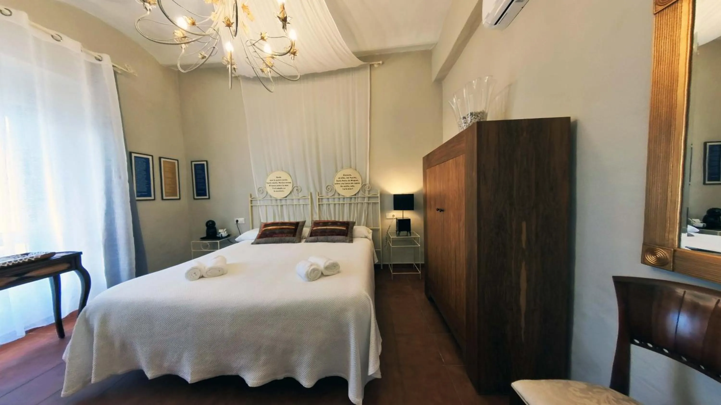 Photo of the whole room, Bed in Hotel Utopía