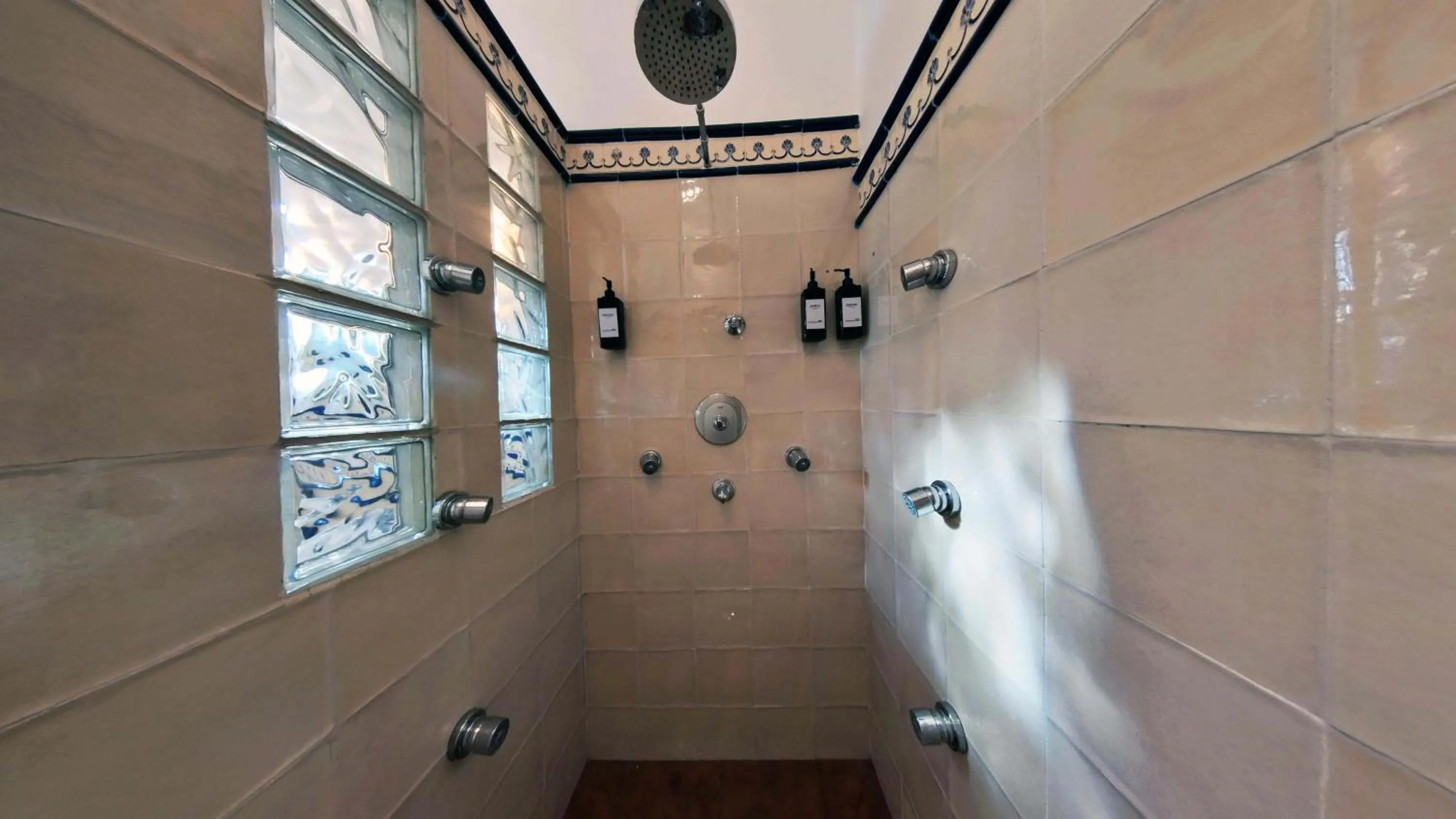 Shower in Hotel Utopía