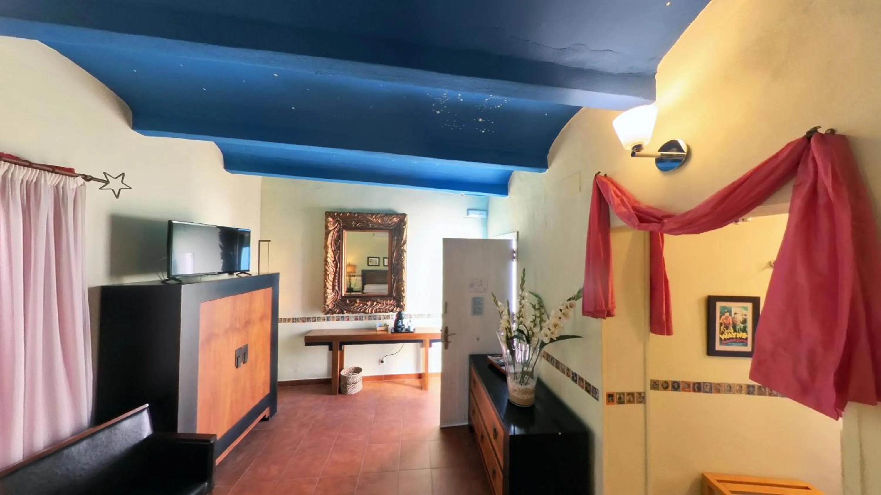 Photo of the whole room in Hotel Utopía