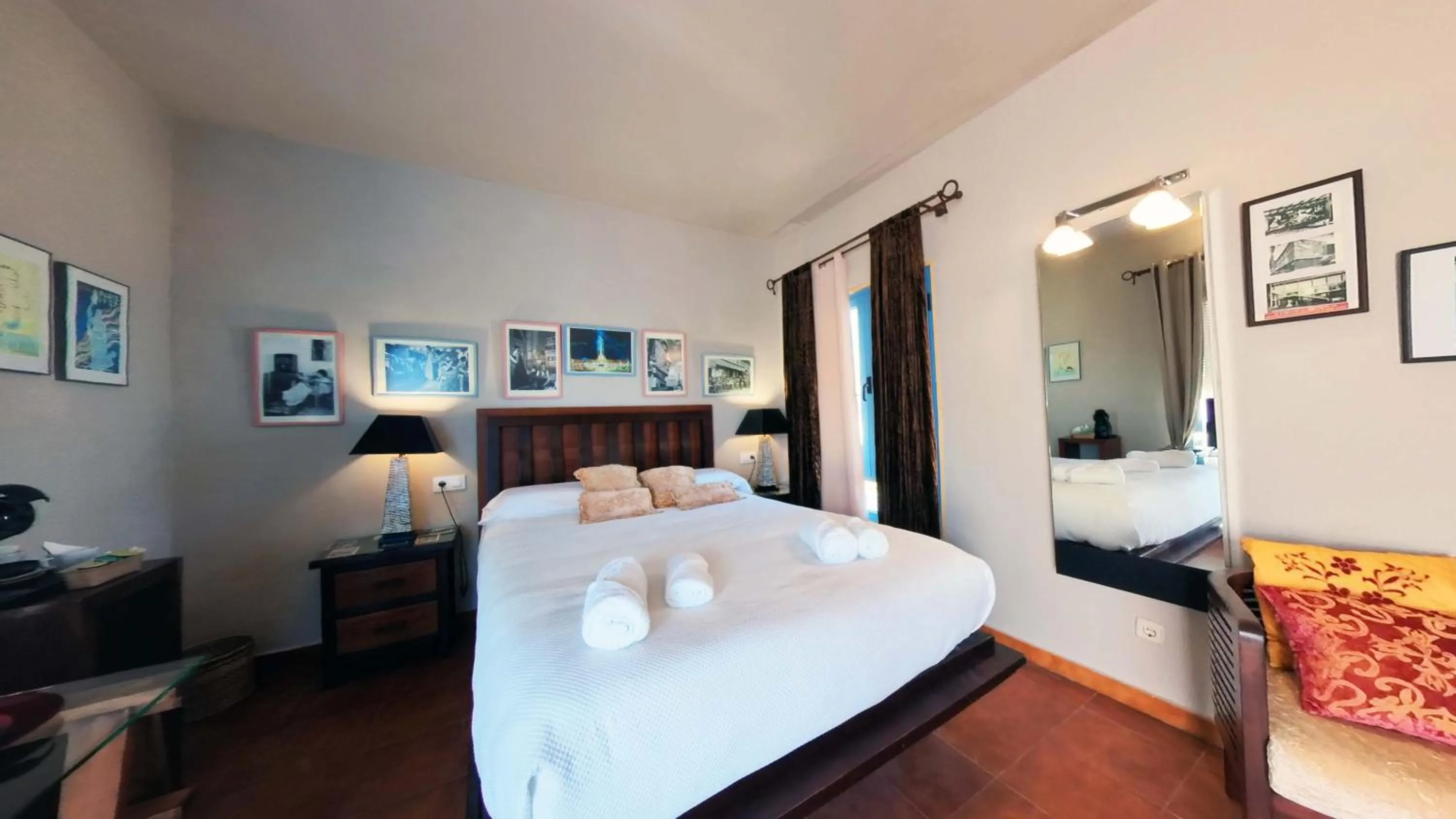 Photo of the whole room, Bed in Hotel Utopía