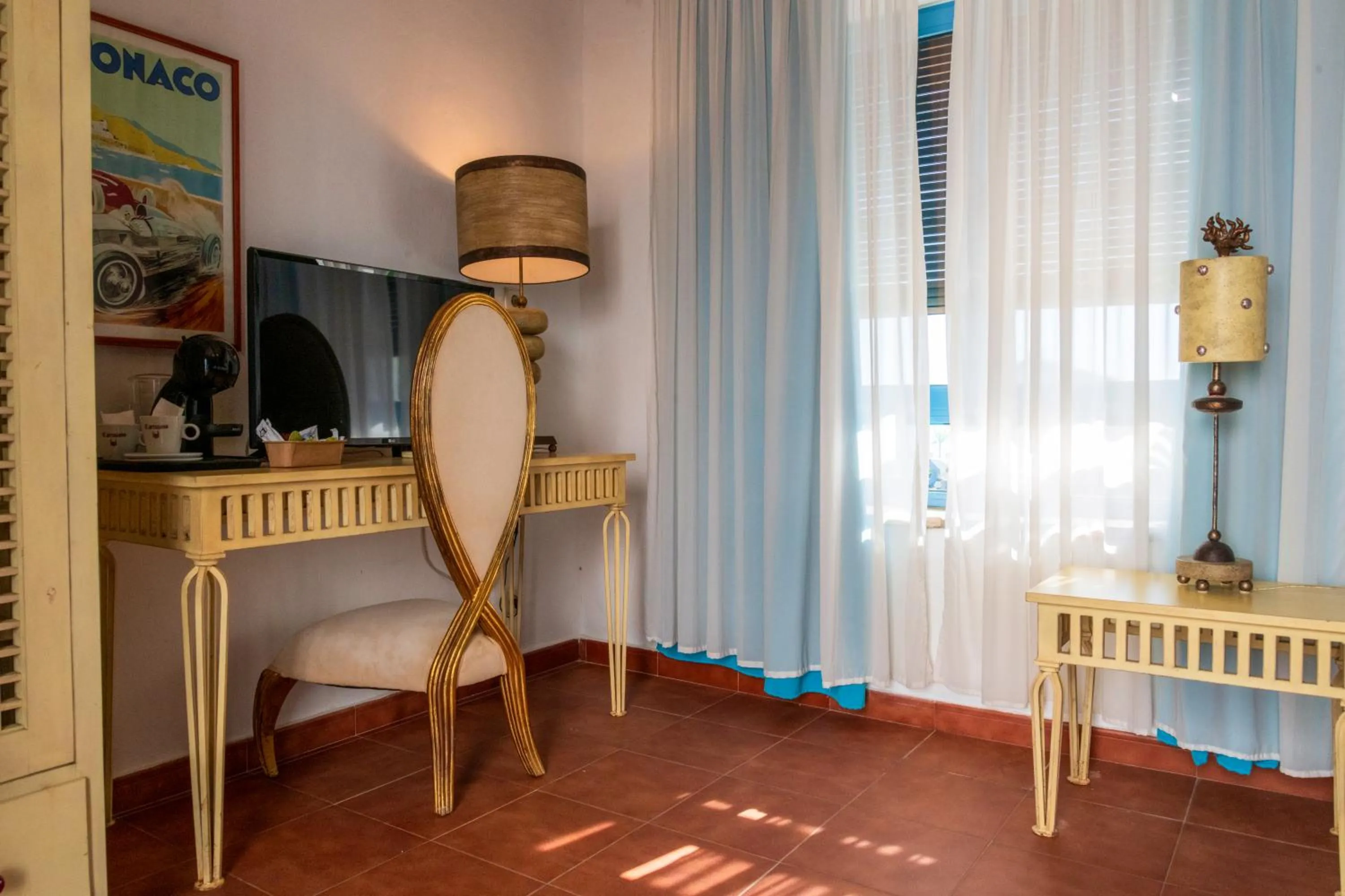 Photo of the whole room in Hotel Utopía