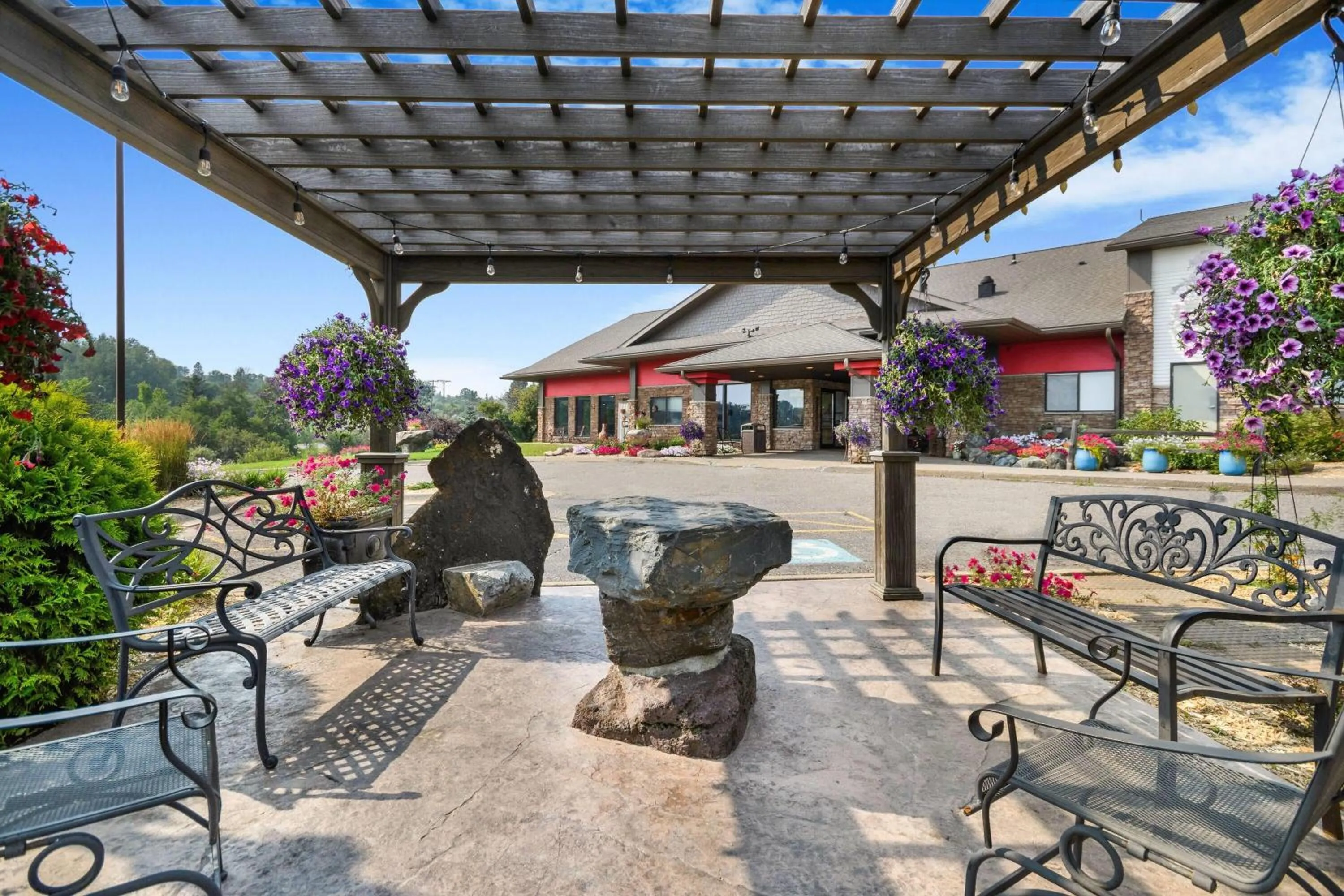 Inner courtyard view in Super 8 by Wyndham Eveleth