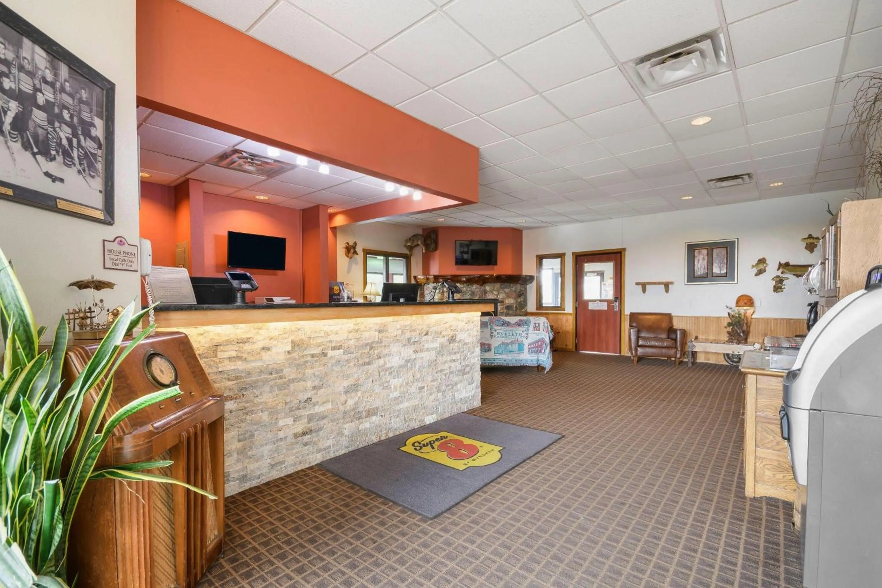 Lobby or reception in Super 8 by Wyndham Eveleth