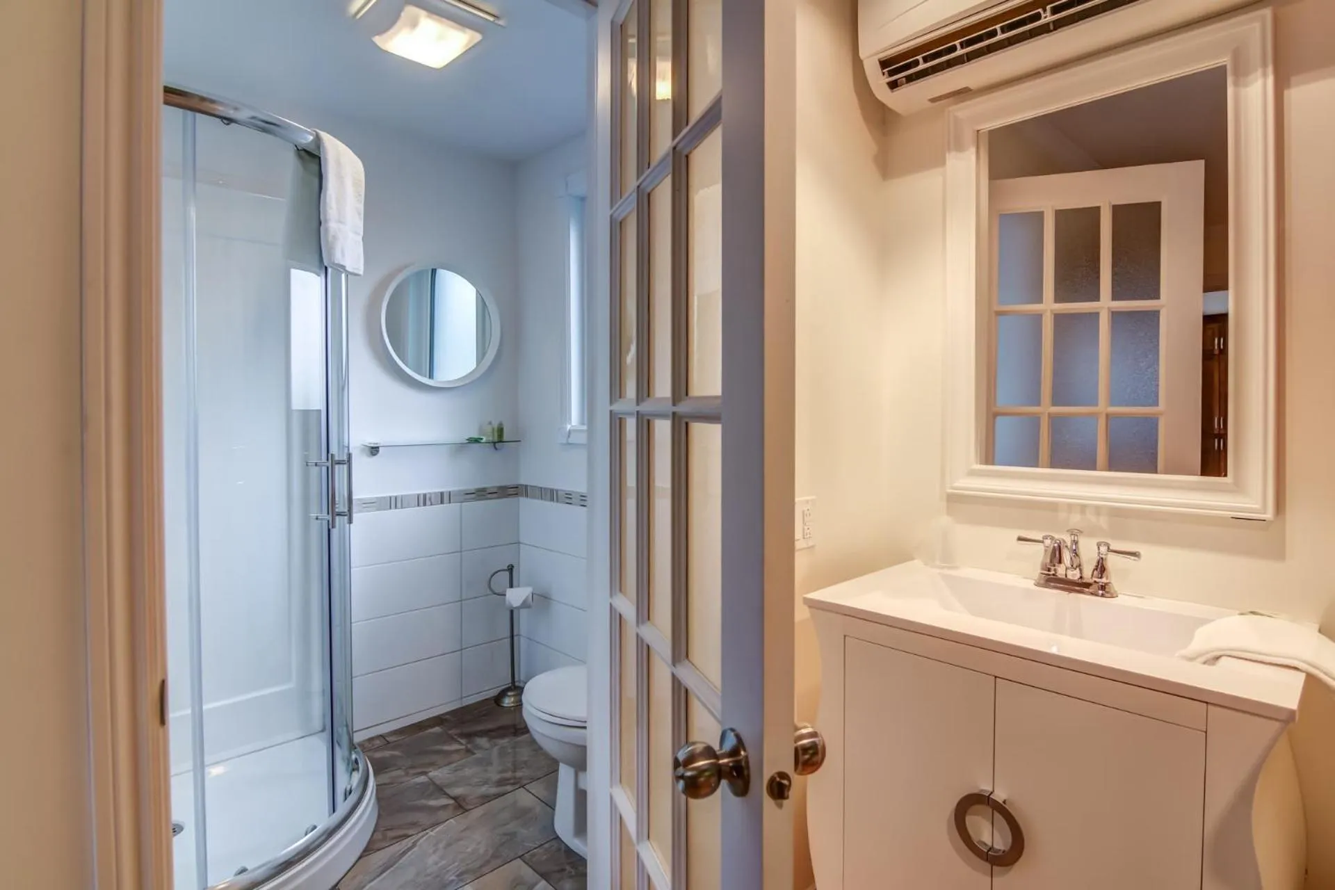 Toilet in Maison du matelot