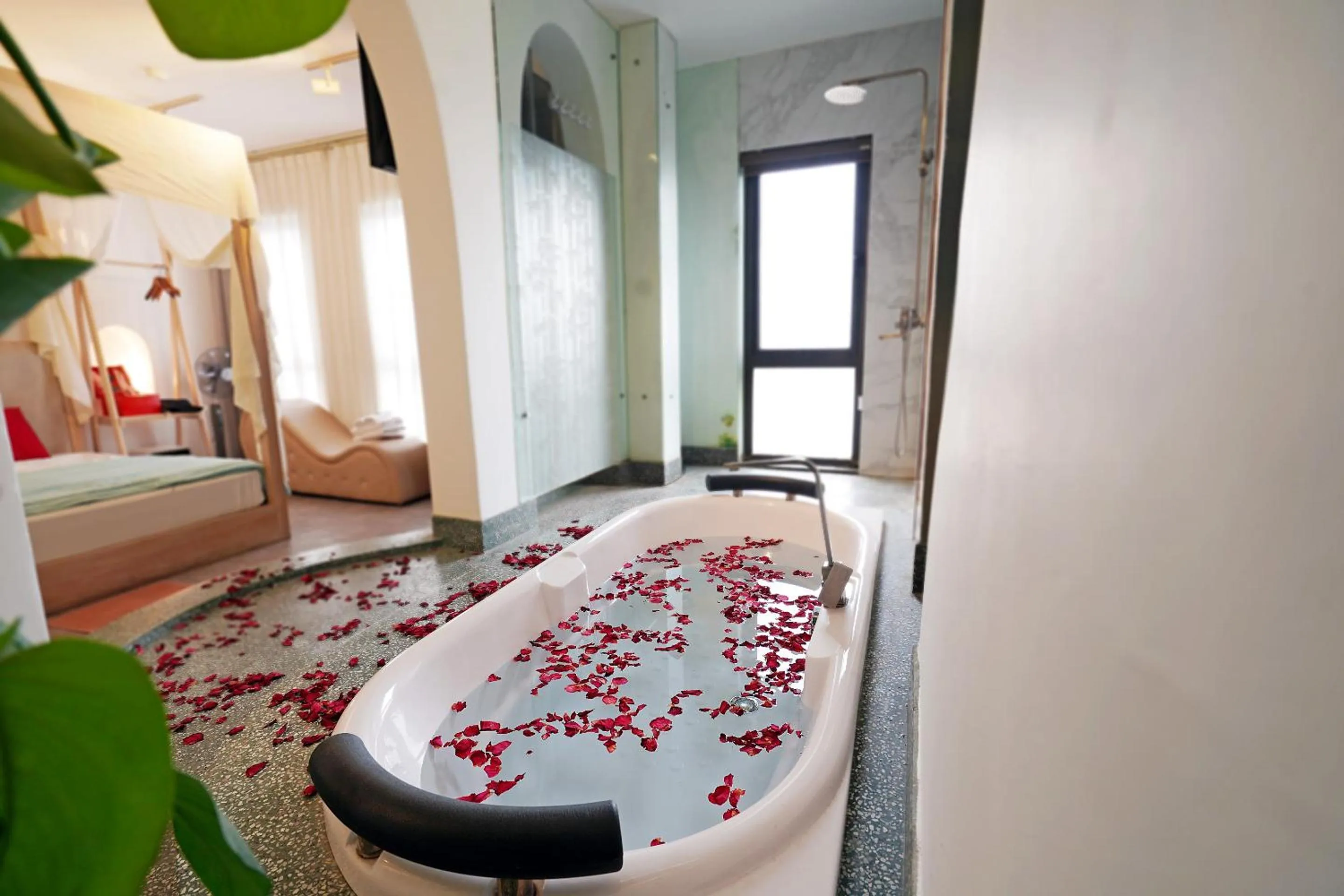 Bath in 69 Boutique by Minova