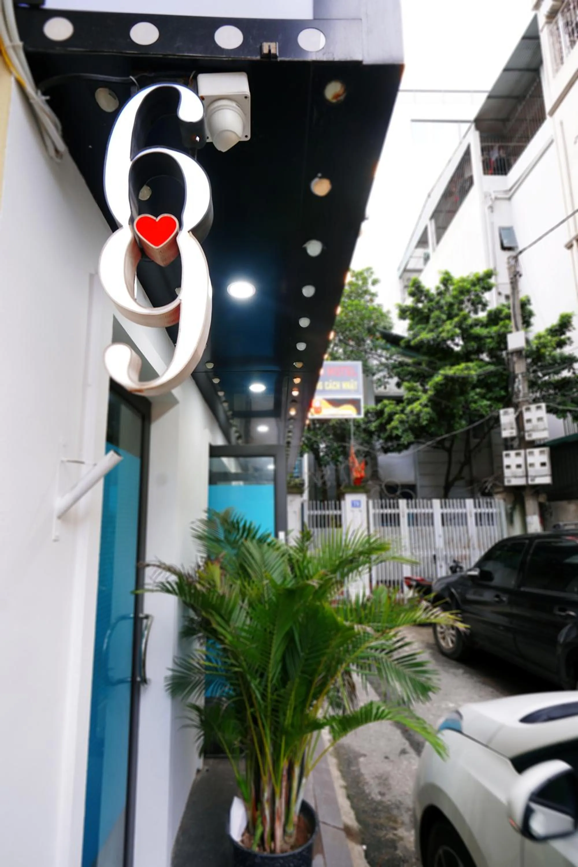 Logo/Certificate/Sign in 69 Boutique by Minova