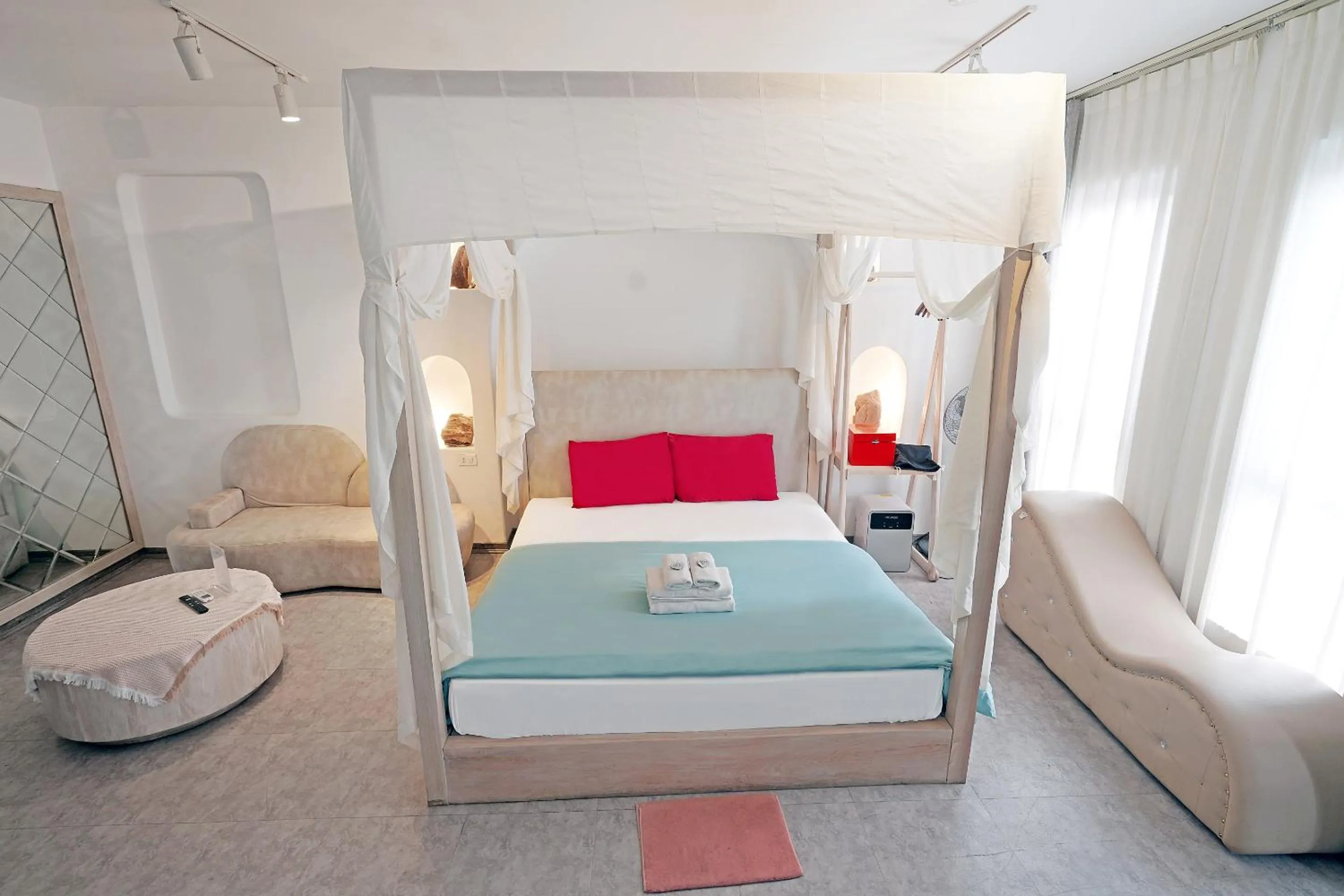 Photo of the whole room in 69 Boutique by Minova