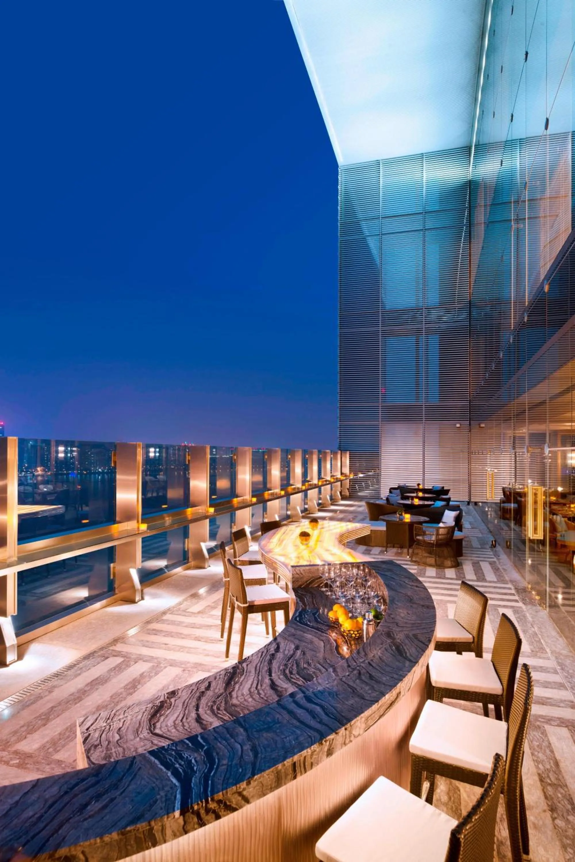 Lounge or bar in The Azure Qiantang, a Luxury Collection Hotel, Hangzhou