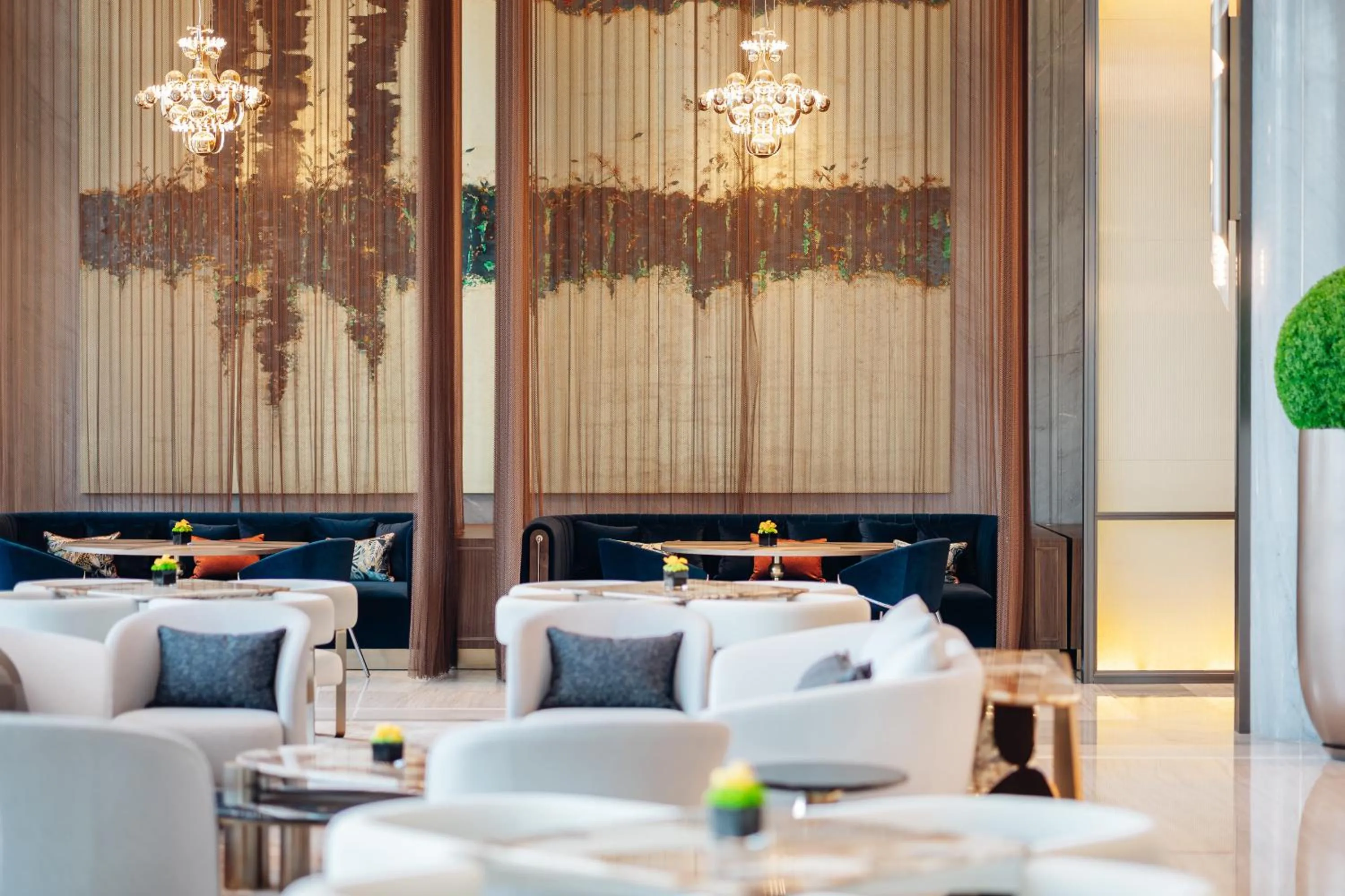 Lounge or bar in The Azure Qiantang, a Luxury Collection Hotel, Hangzhou