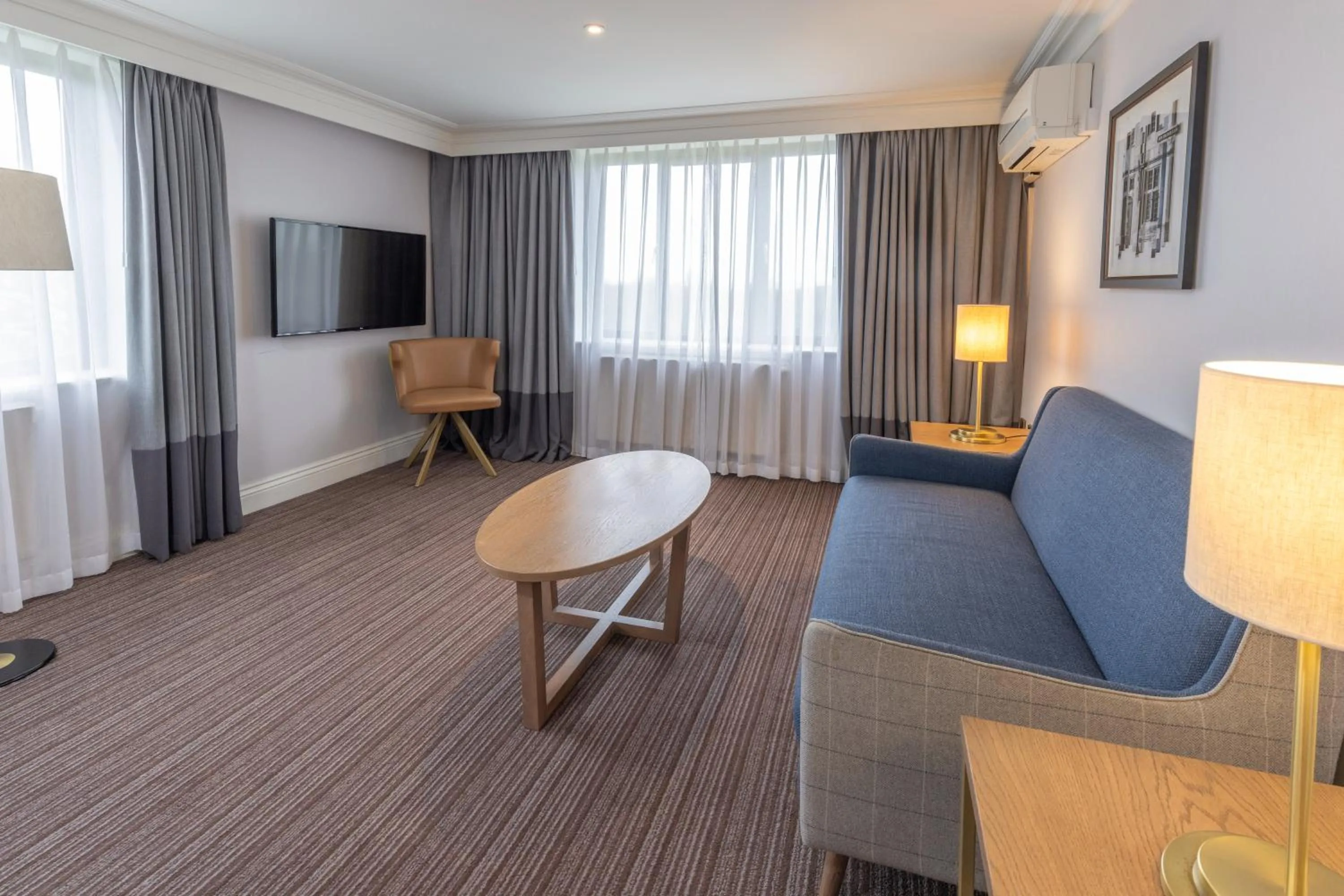 Communal lounge/ TV room in Oxford Belfry Hotel & Spa