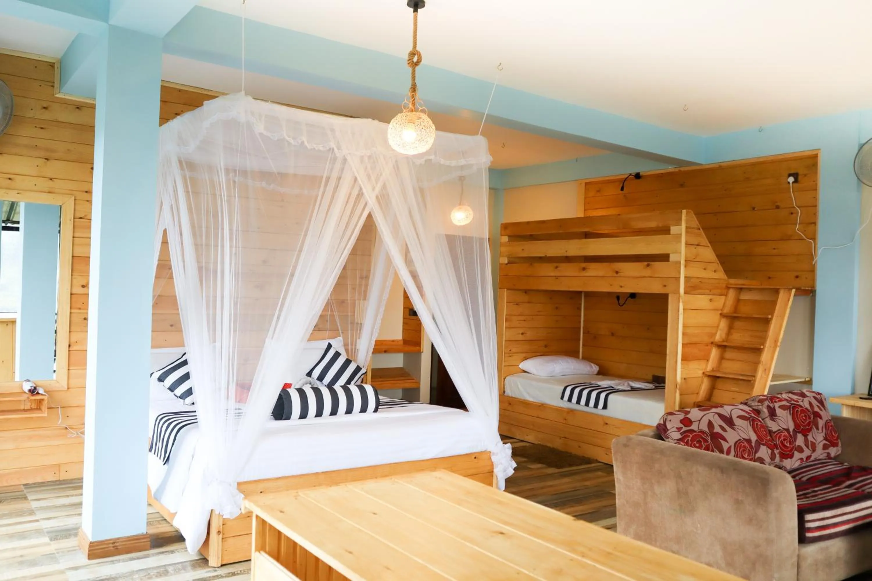 Photo of the whole room, Bed in Green Hill