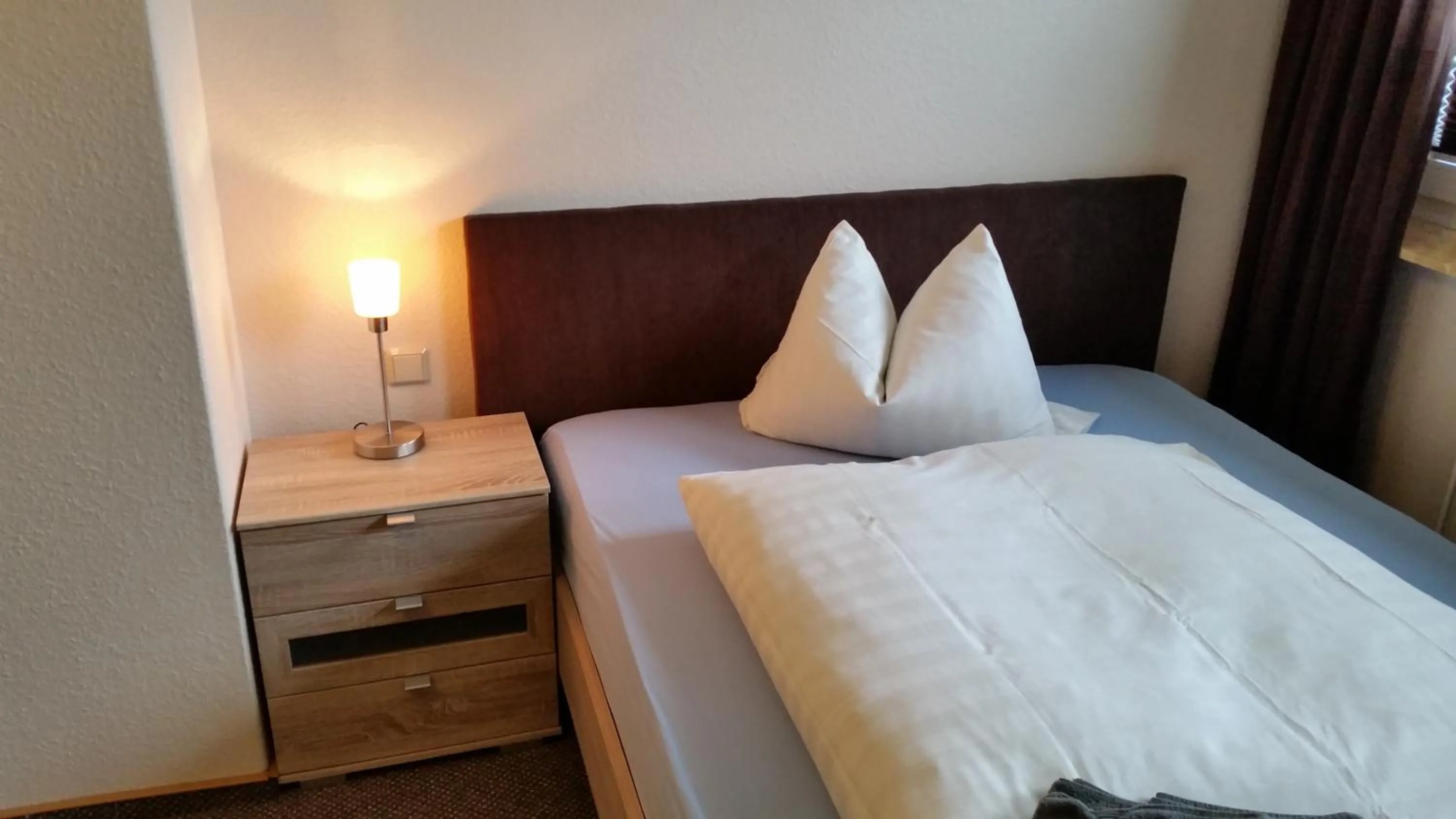 Photo of the whole room, Bed in Hotel Deutsches Haus Francop
