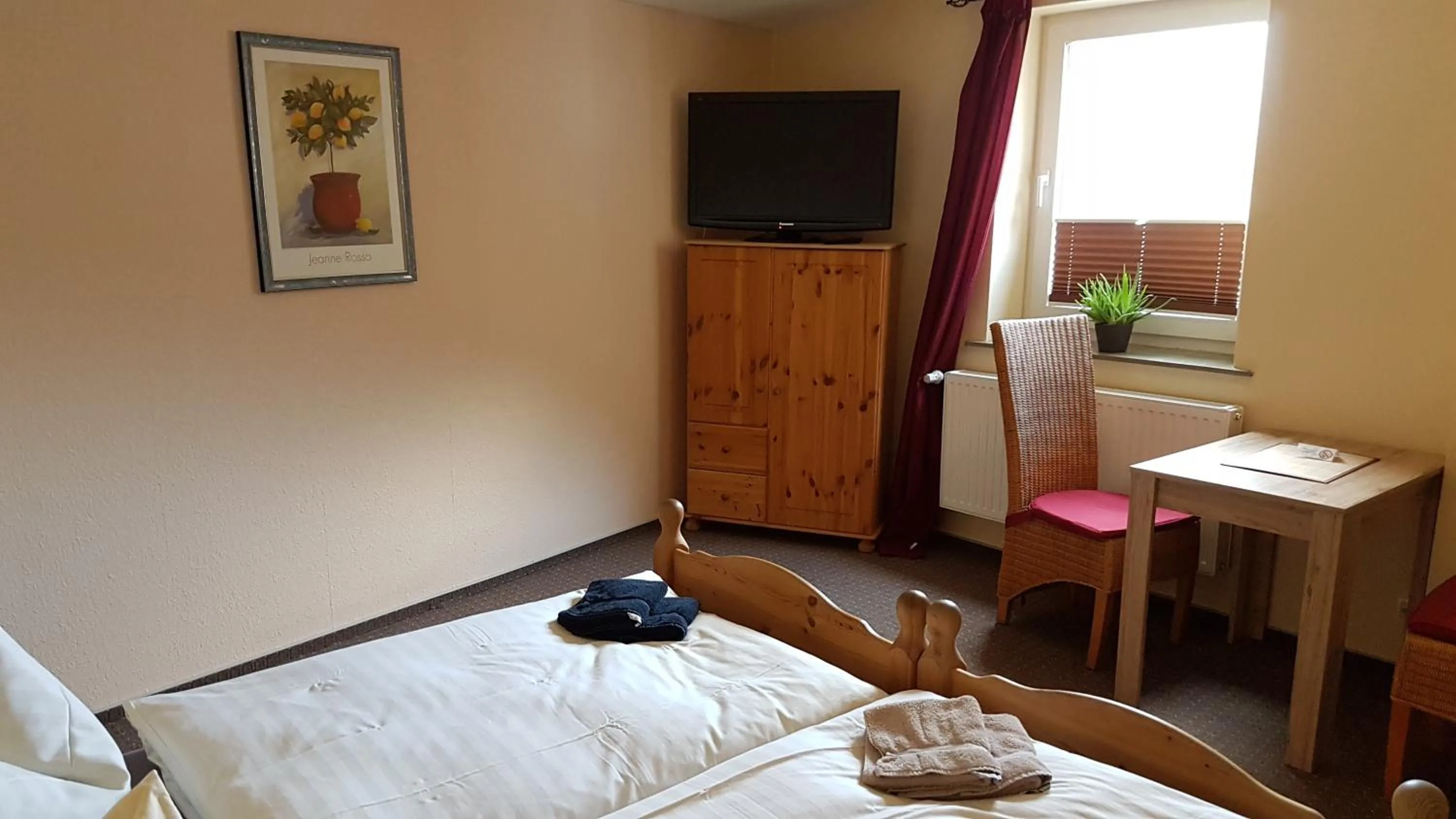 Photo of the whole room, Bed in Hotel Deutsches Haus Francop