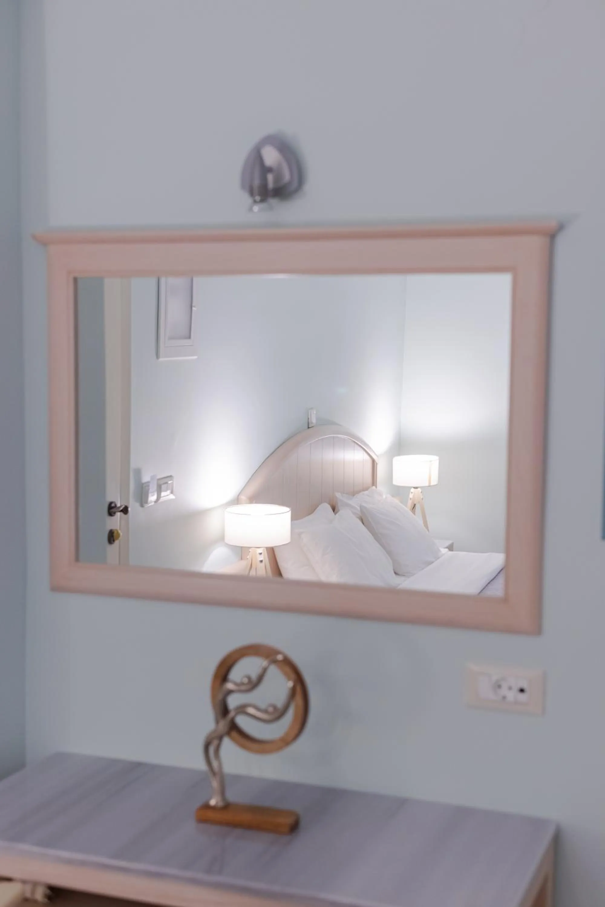 Photo of the whole room in 999 Luxury Hotel