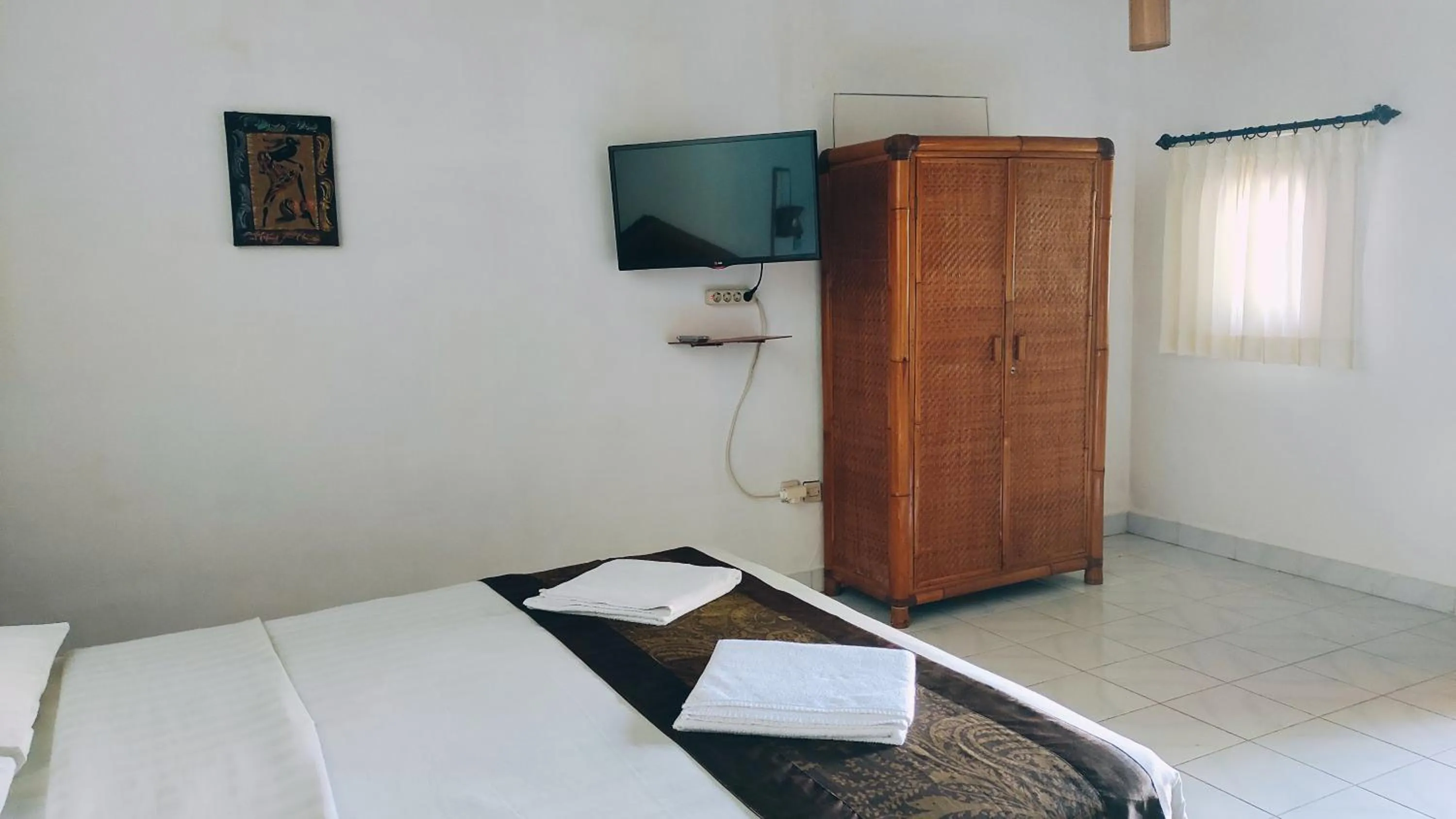 TV and multimedia, Bed in Keyani Bungalows Lovina