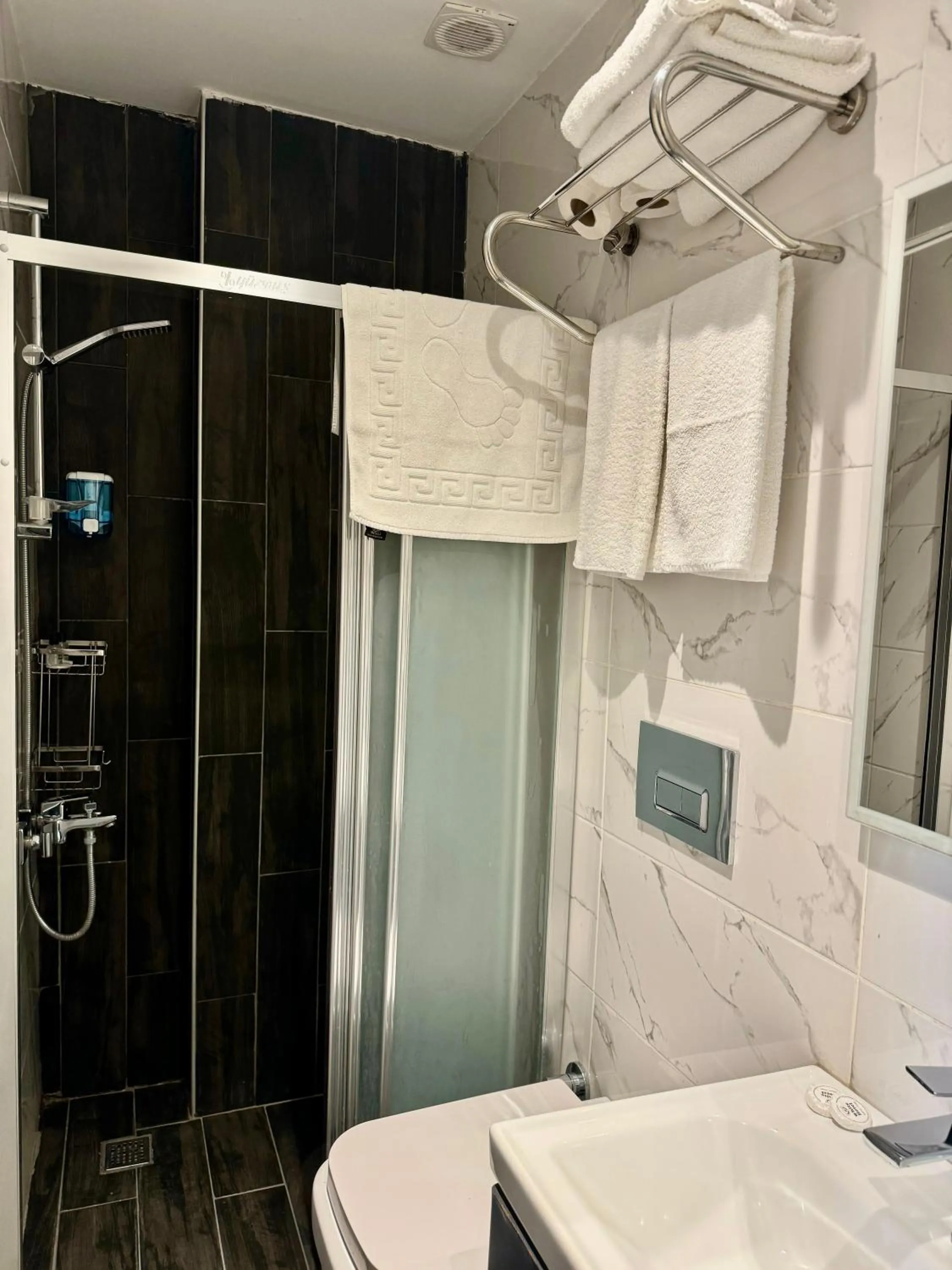 Shower in Aram Edessa Hotel