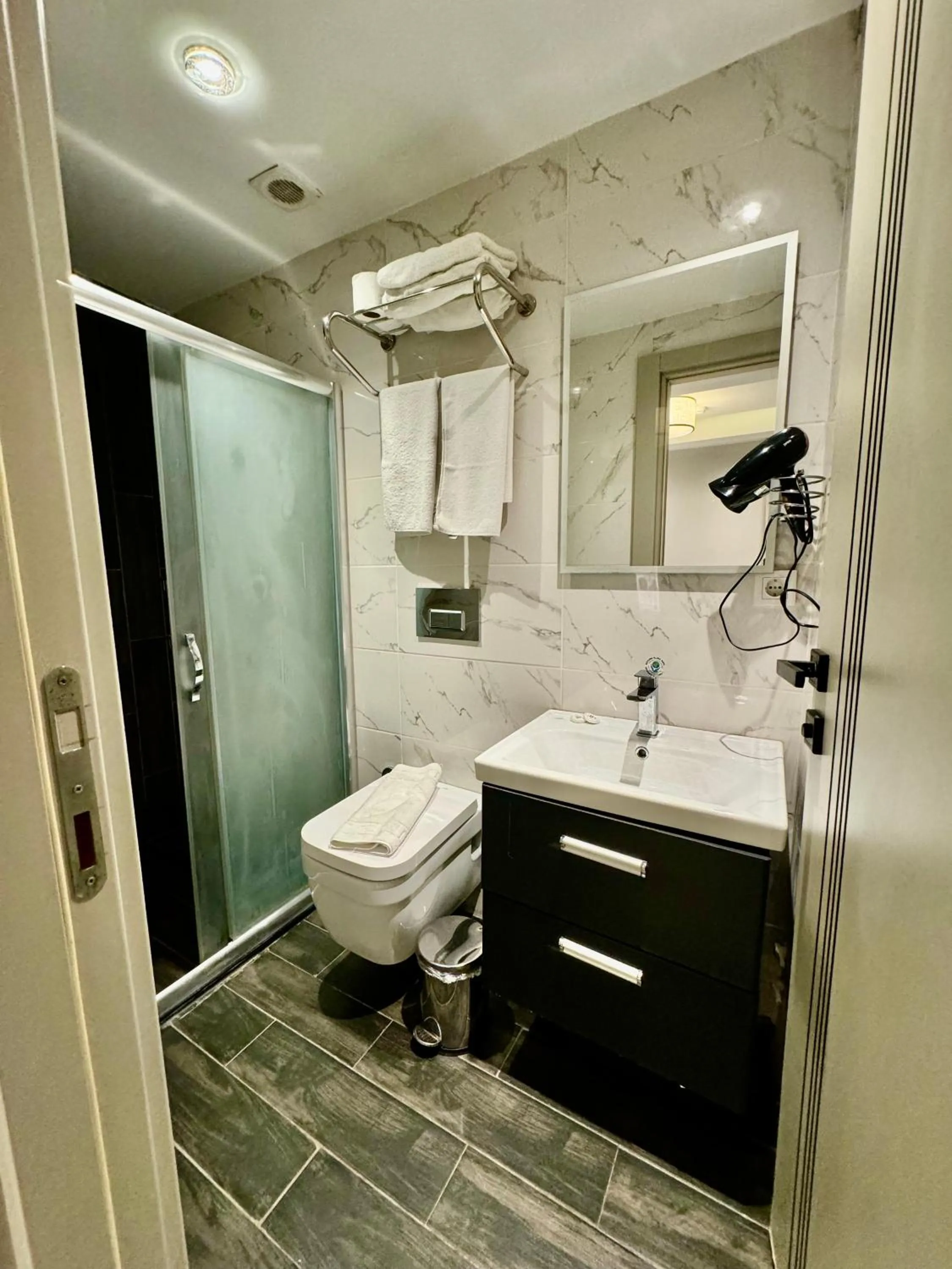 Shower in Aram Edessa Hotel