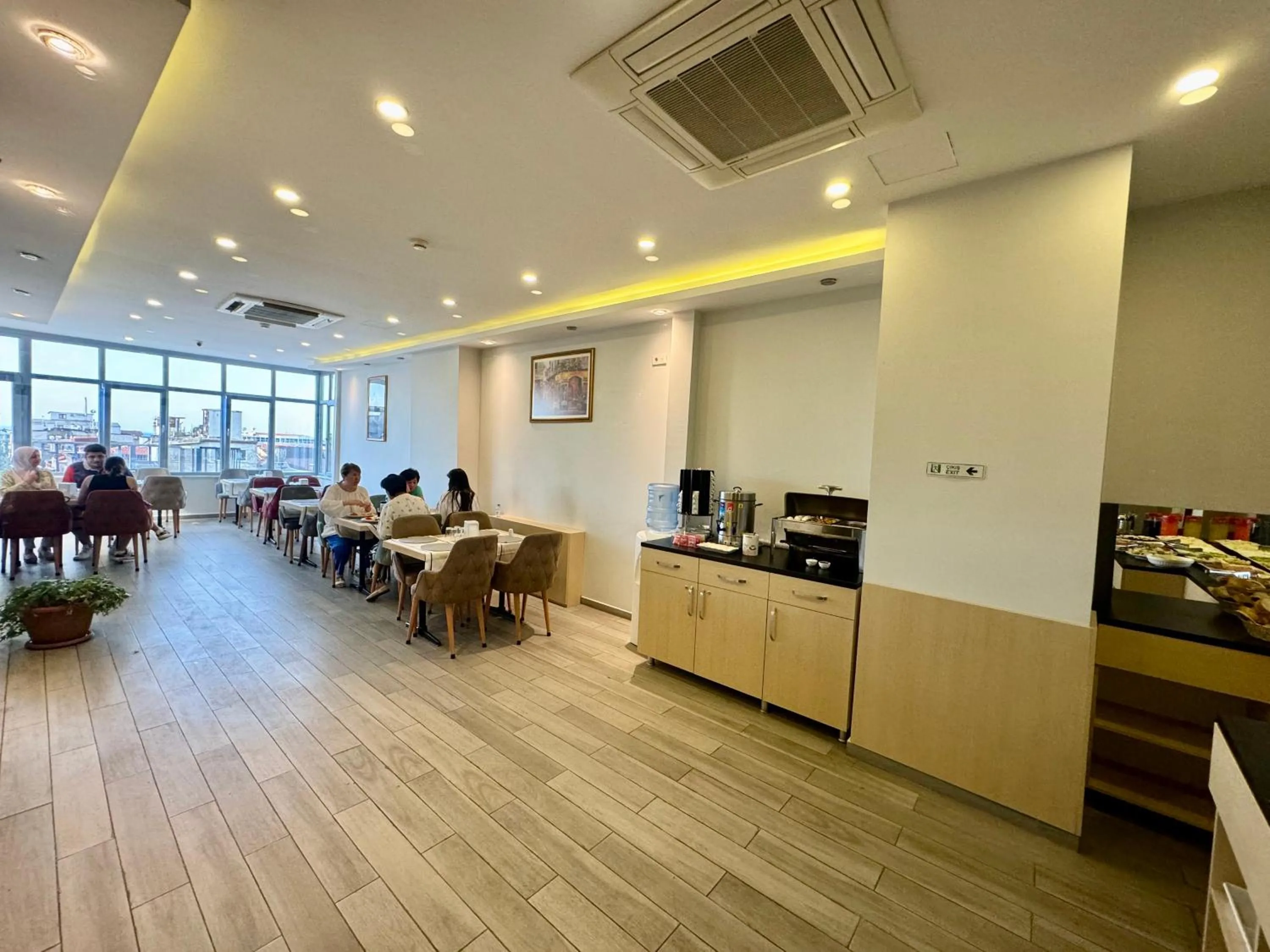 Restaurant/places to eat in Aram Edessa Hotel