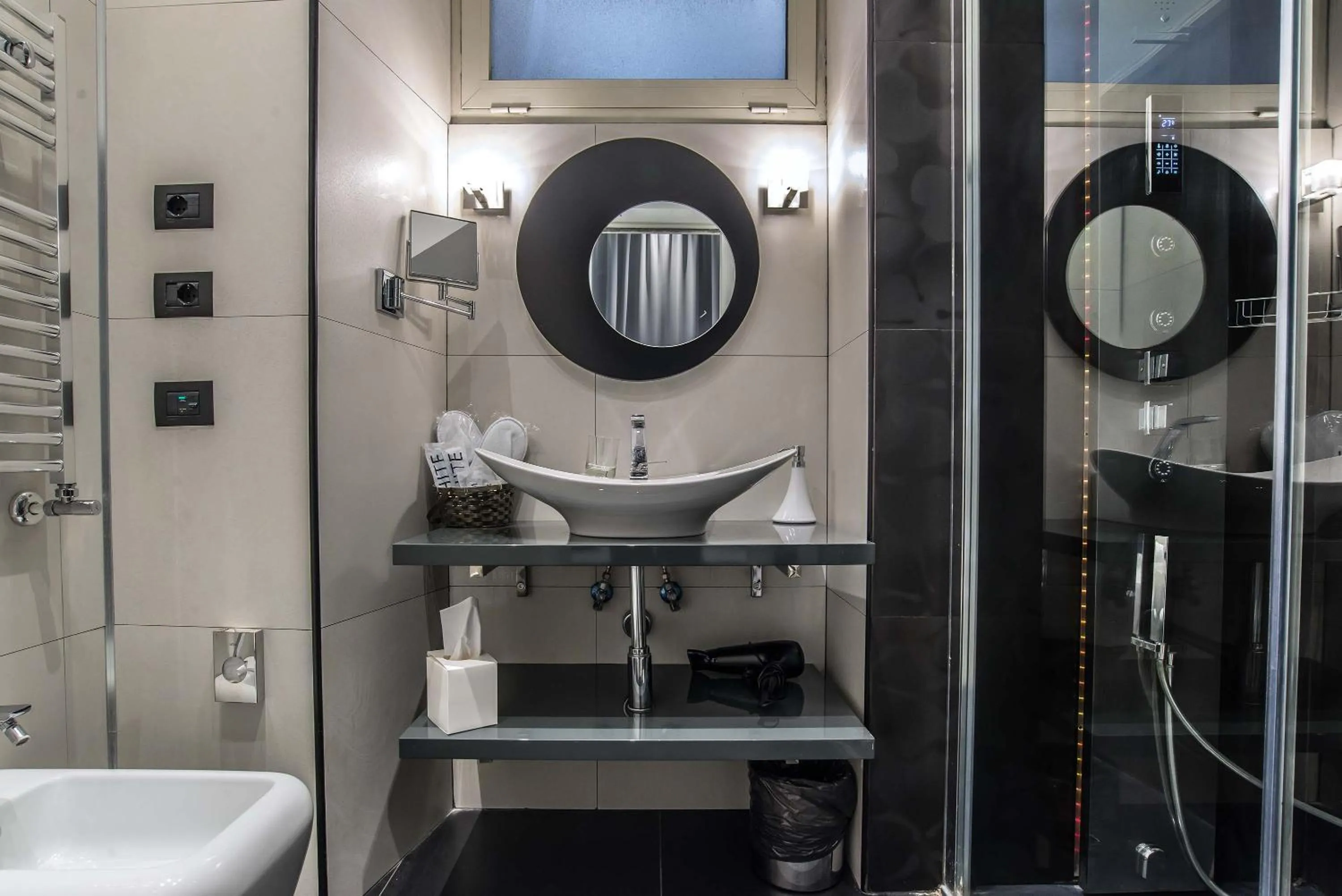 Bathroom in Pantheon Caesar Relais