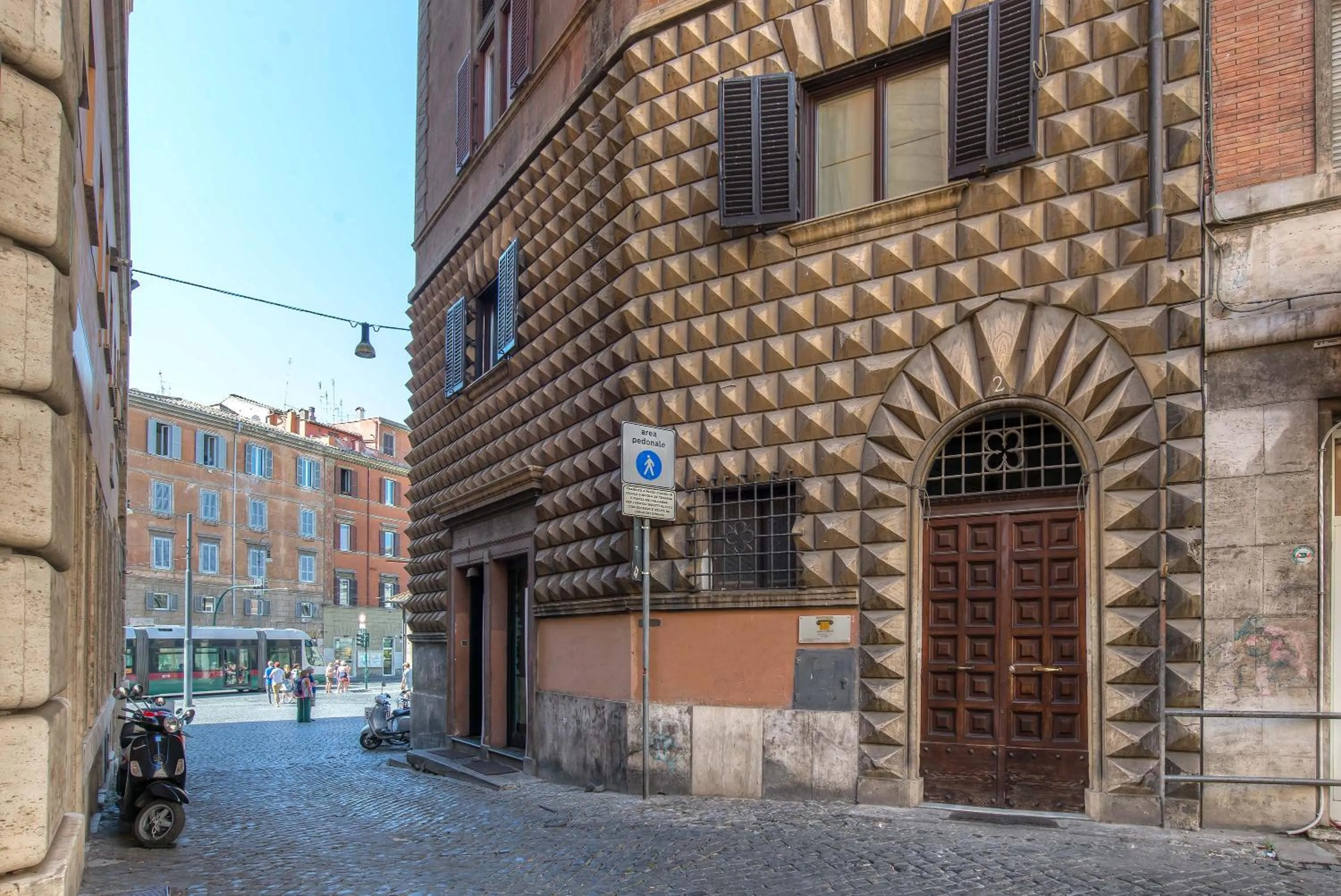 Facade/entrance in Pantheon Caesar Relais