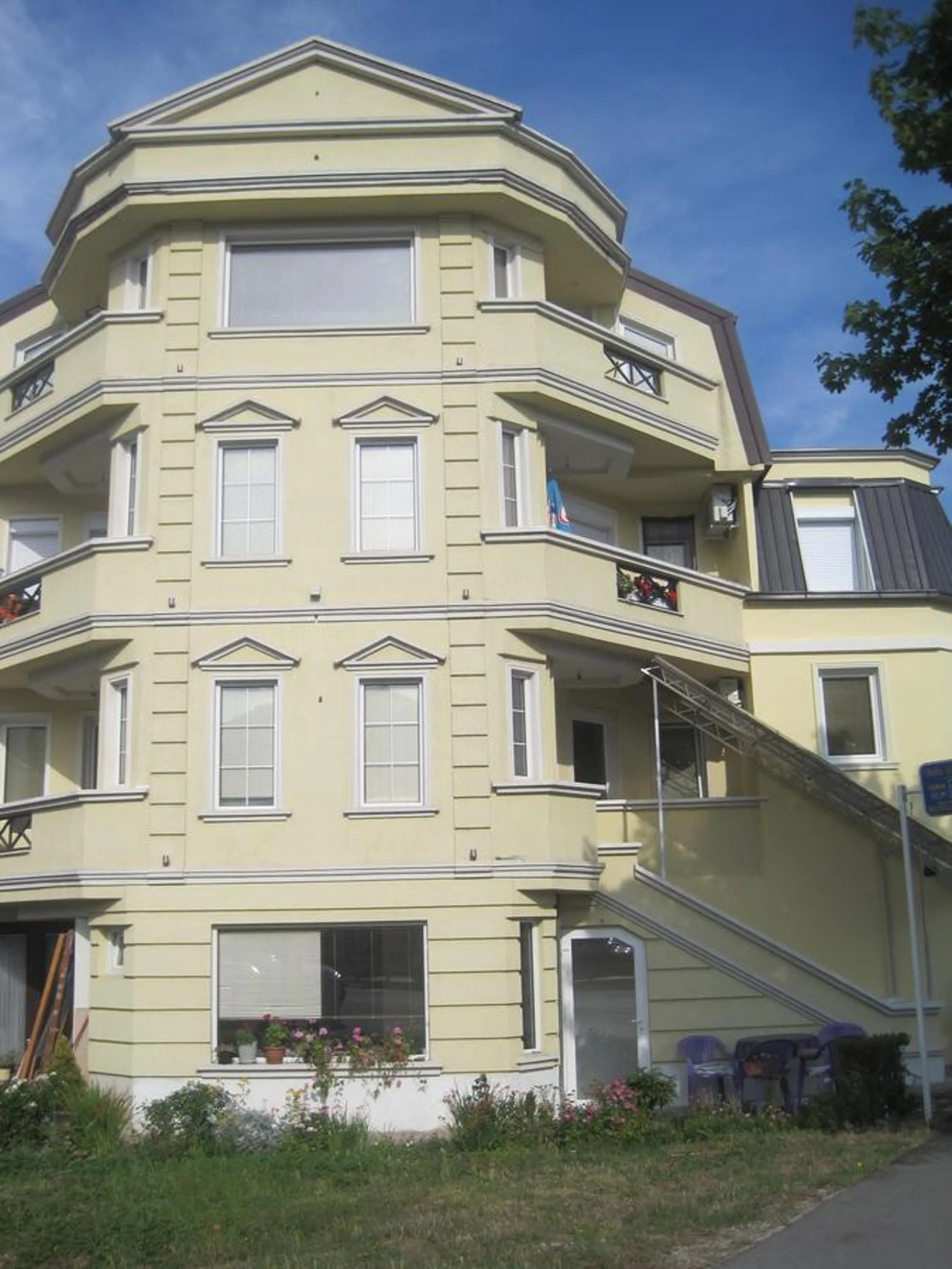 Property building in Villa Renessans