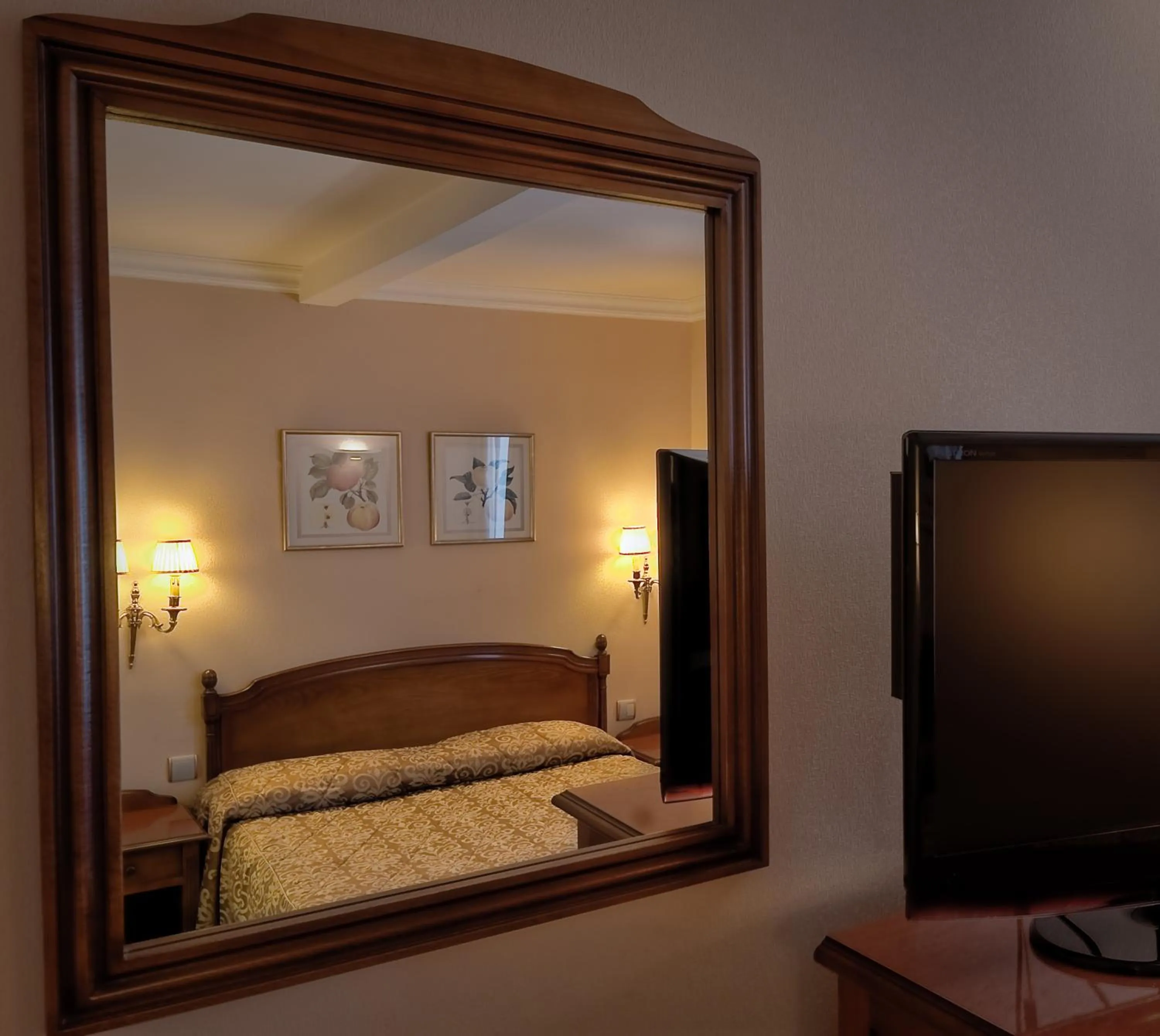 Bedroom, Bed in Hôtel de Varenne