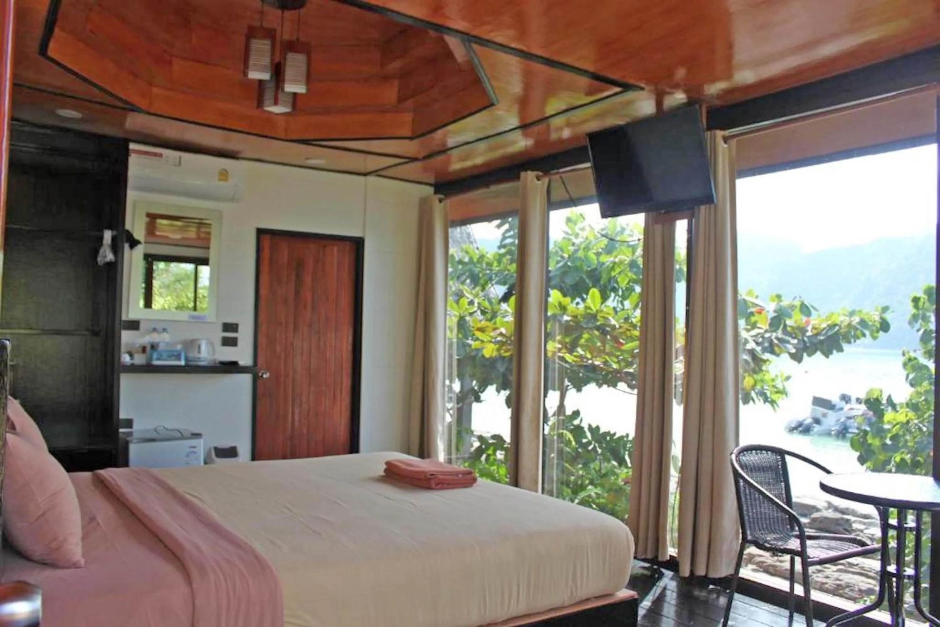 Photo of the whole room, Bed in The Cobble Beach Hotel- Phi Phi Island