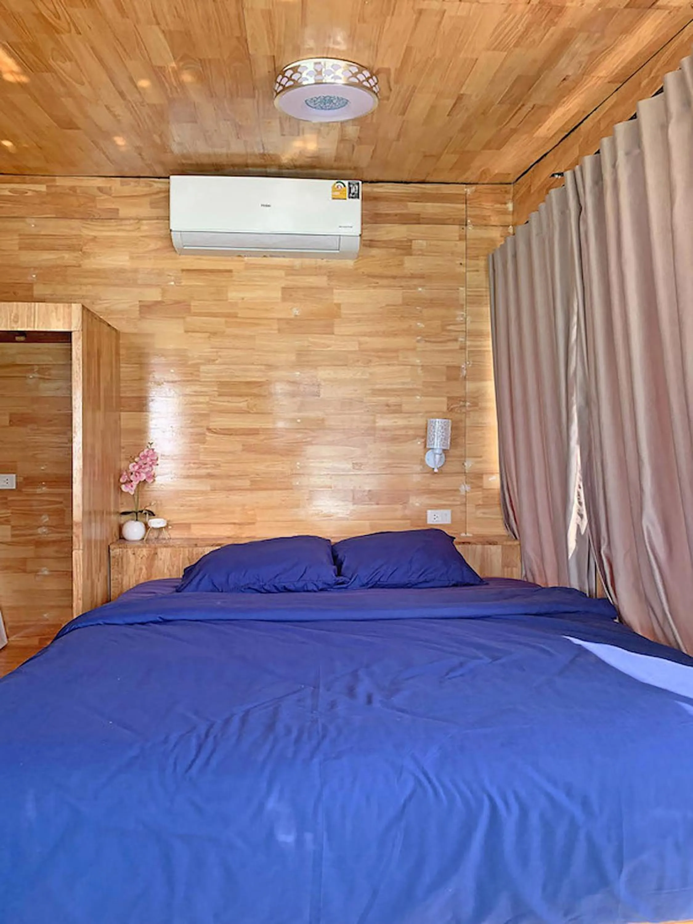 Photo of the whole room, Bed in The Cobble Beach Hotel- Phi Phi Island
