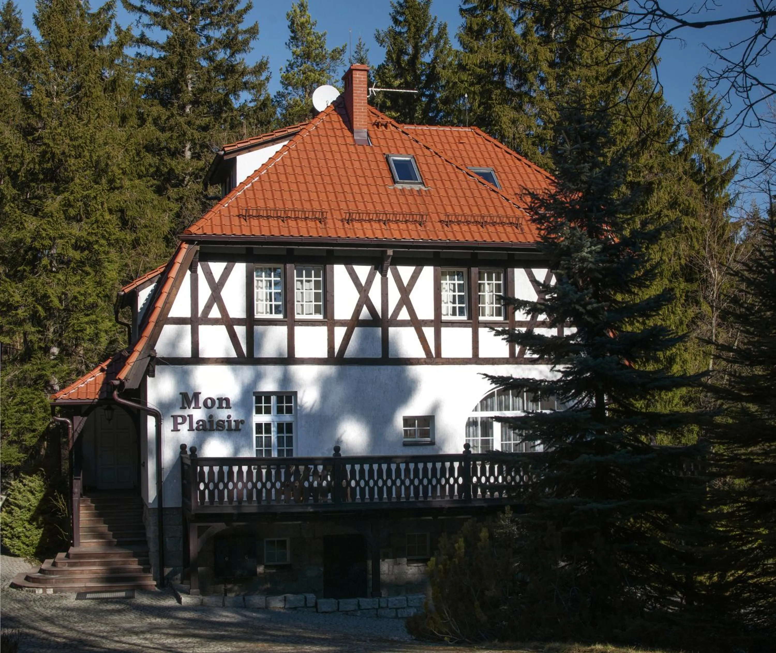 Property building in Mon Plaisir