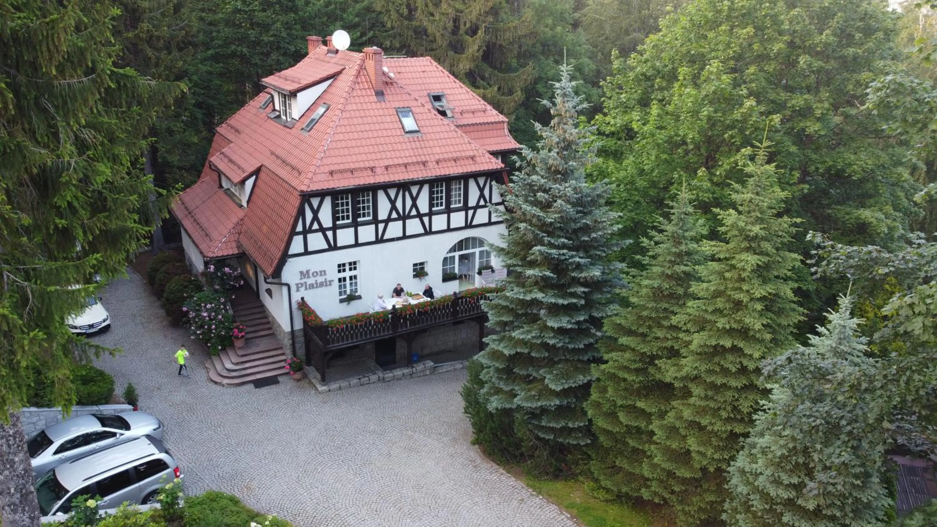 Property building in Mon Plaisir