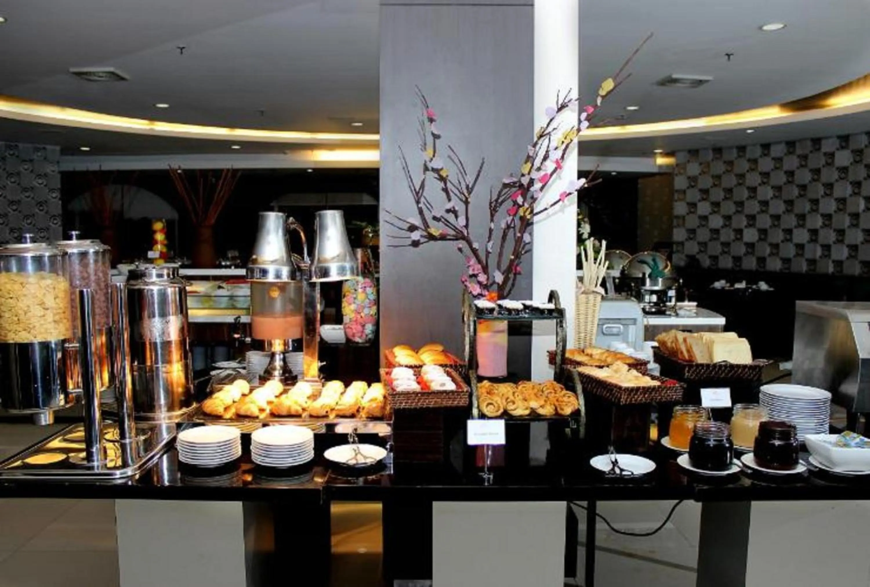 Restaurant/places to eat in The Royale Krakatau