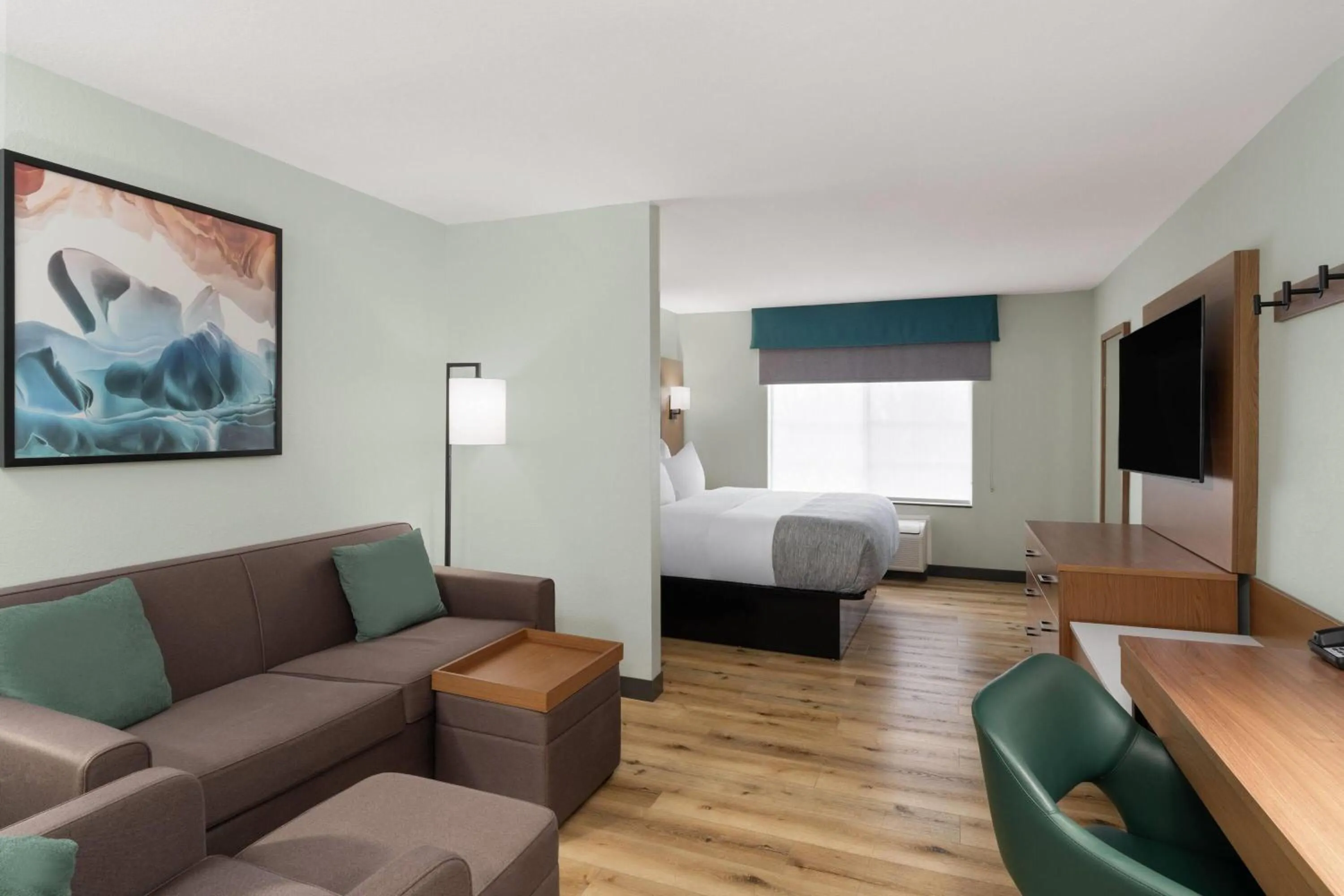 Photo of the whole room, Bed in Wingate By Wyndham Mansfield Ontario