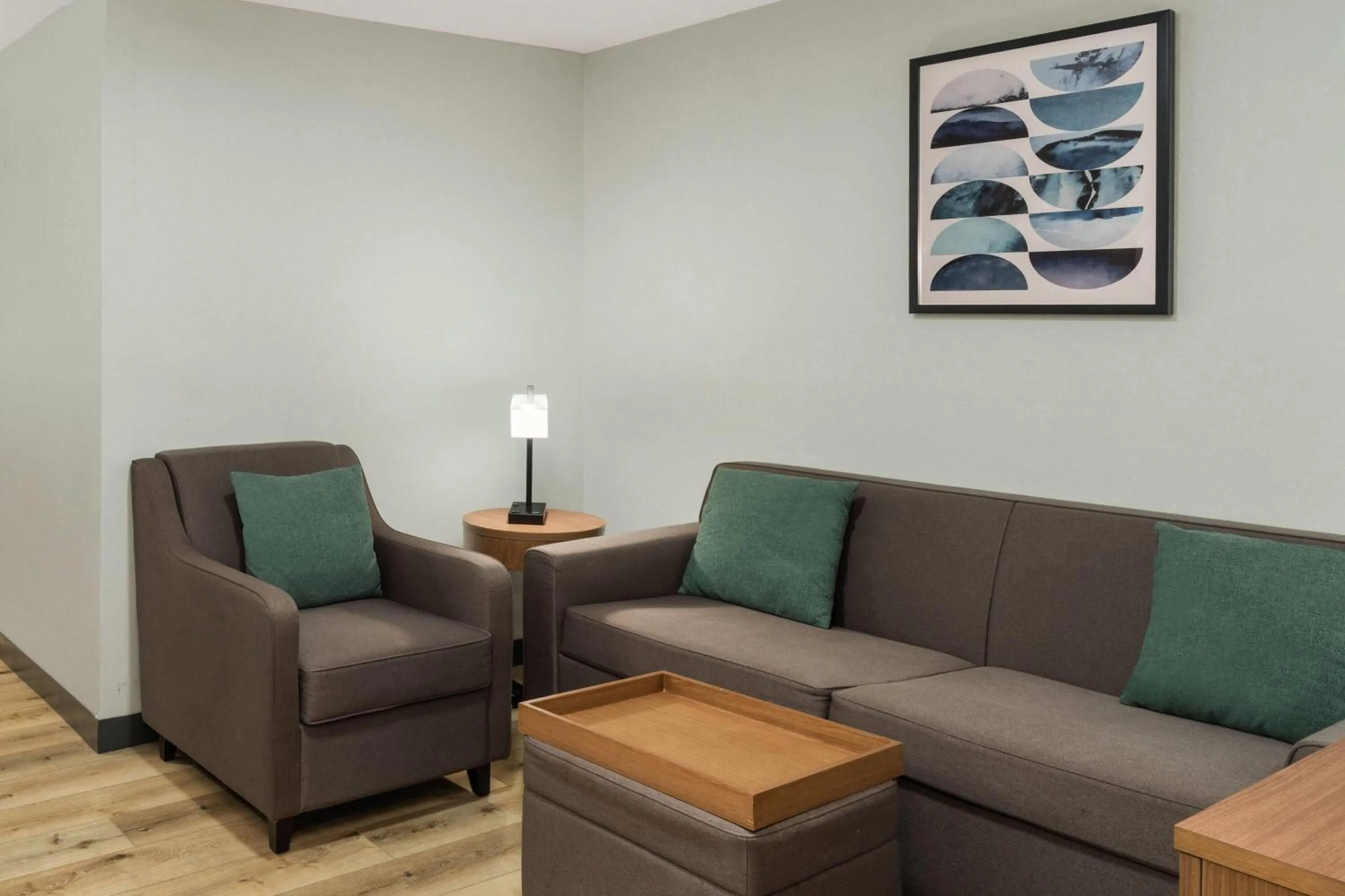 Photo of the whole room in Wingate By Wyndham Mansfield Ontario